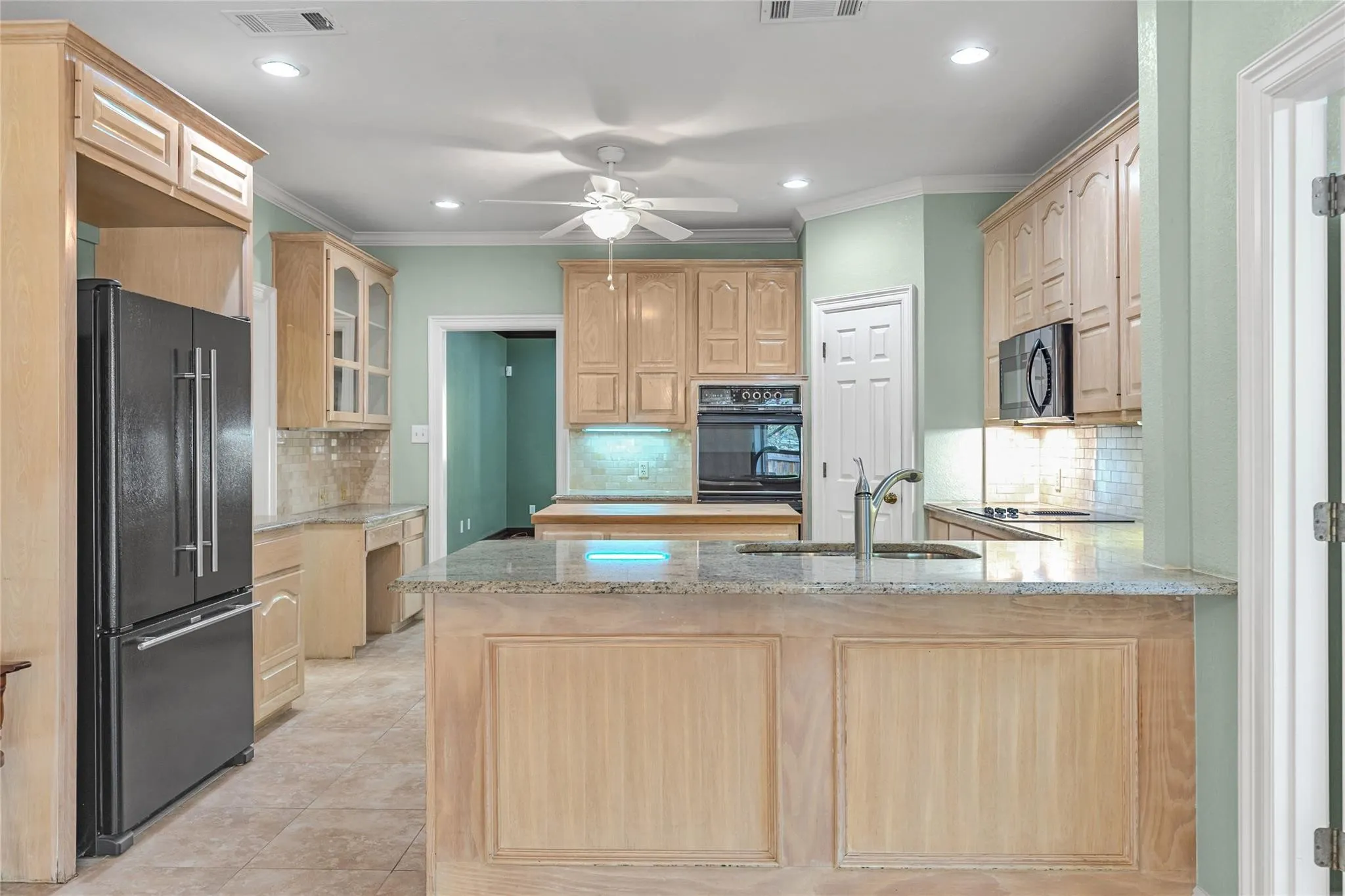 Single Family Residence For Sale in Hunt County , 6400 Creekside Drive, Greenville, Texas 75402, 5 Bedroom, 5 Bathroom, 3 Garage spaces, 4,435 Sqft, built in 1990, Preowned, Price $549,650, mls#21260952, Real Estate Agent in Greenville, Homes For Sale in Hunt county, Homes For Sale in Greenville, Realtor in Greenville Texas, Real Estate Brokerage Independent Realty Texas, Luminita Cordes Realtor