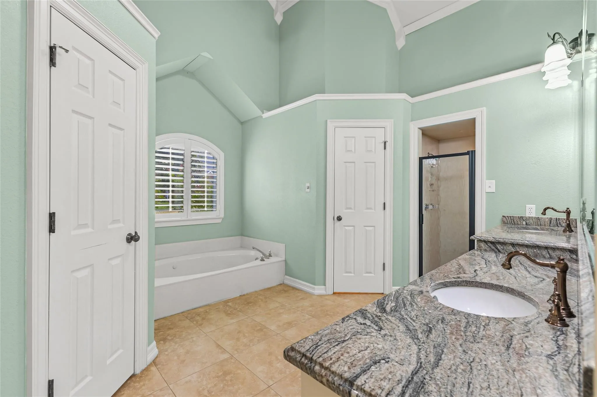 Single Family Residence For Sale in Hunt County , 6400 Creekside Drive, Greenville, Texas 75402, 5 Bedroom, 5 Bathroom, 3 Garage spaces, 4,435 Sqft, built in 1990, Preowned, Price $549,650, mls#21260952, Real Estate Agent in Greenville, Homes For Sale in Hunt county, Homes For Sale in Greenville, Realtor in Greenville Texas, Real Estate Brokerage Independent Realty Texas, Luminita Cordes Realtor