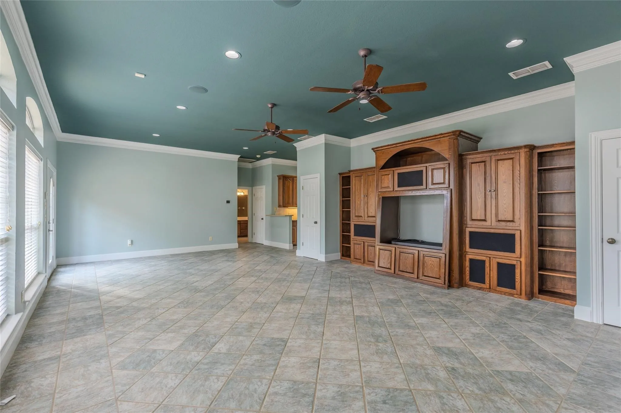 Single Family Residence For Sale in Hunt County , 6400 Creekside Drive, Greenville, Texas 75402, 5 Bedroom, 5 Bathroom, 3 Garage spaces, 4,435 Sqft, built in 1990, Preowned, Price $549,650, mls#21260952, Real Estate Agent in Greenville, Homes For Sale in Hunt county, Homes For Sale in Greenville, Realtor in Greenville Texas, Real Estate Brokerage Independent Realty Texas, Luminita Cordes Realtor