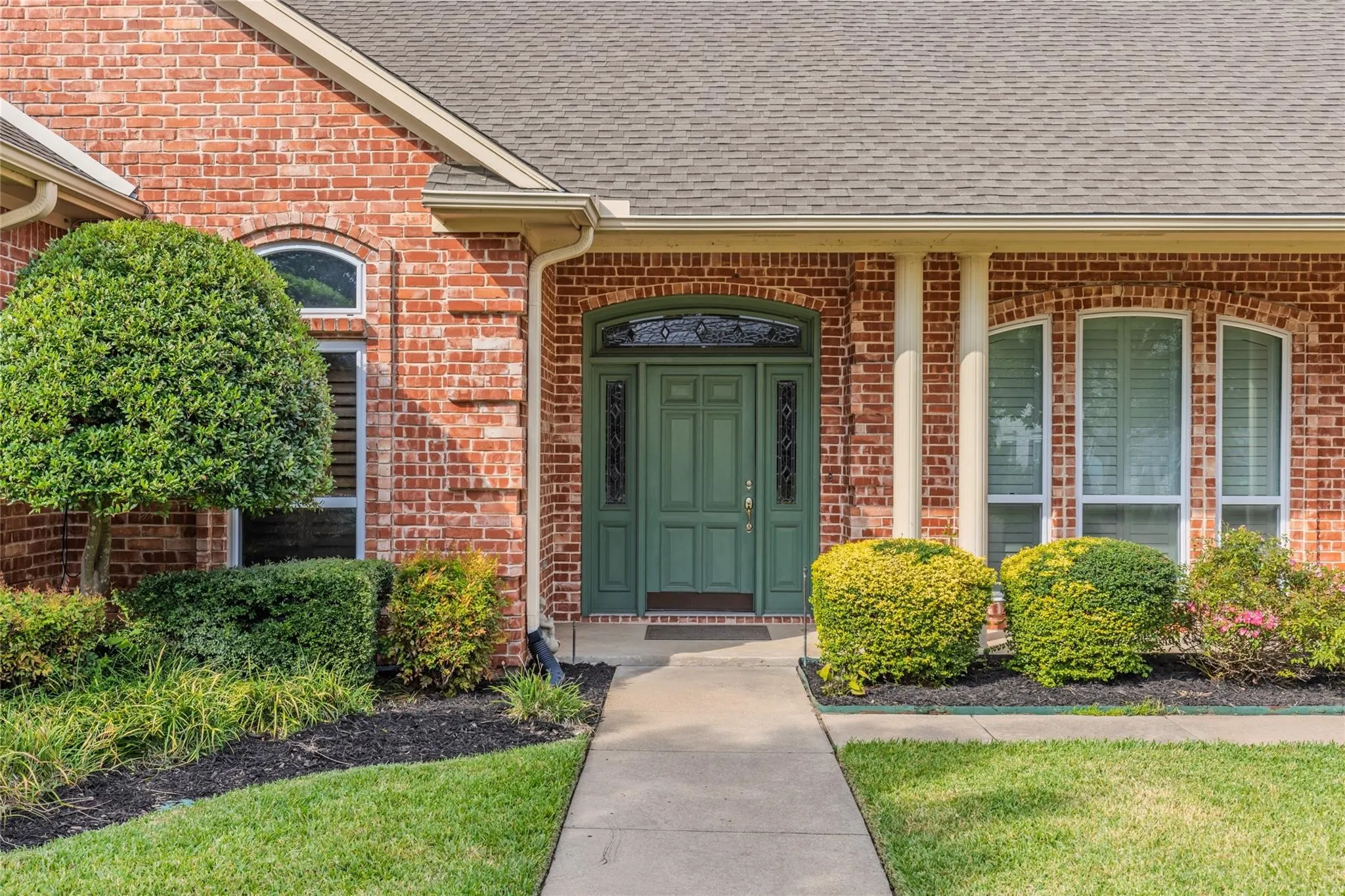 Single Family Residence For Sale in Hunt County , 6400 Creekside Drive, Greenville, Texas 75402, 5 Bedroom, 5 Bathroom, 3 Garage spaces, 4,435 Sqft, built in 1990, Preowned, Price $549,650, mls#21260952, Real Estate Agent in Greenville, Homes For Sale in Hunt county, Homes For Sale in Greenville, Realtor in Greenville Texas, Real Estate Brokerage Independent Realty Texas, Luminita Cordes Realtor