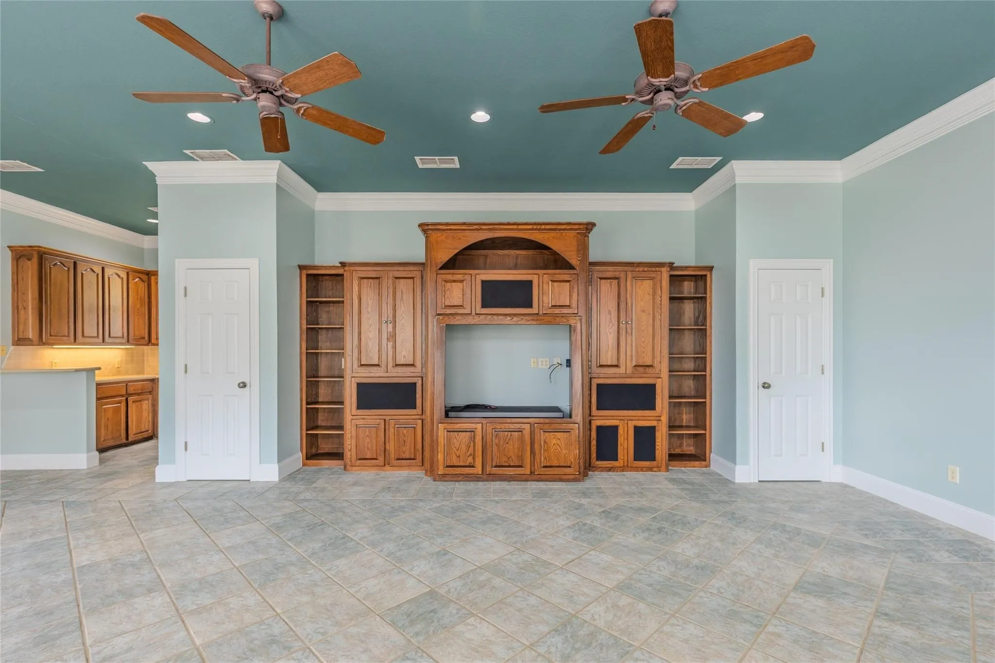 Single Family Residence For Sale in Hunt County , 6400 Creekside Drive, Greenville, Texas 75402, 5 Bedroom, 5 Bathroom, 3 Garage spaces, 4,435 Sqft, built in 1990, Preowned, Price $549,650, mls#21260952, Real Estate Agent in Greenville, Homes For Sale in Hunt county, Homes For Sale in Greenville, Realtor in Greenville Texas, Real Estate Brokerage Independent Realty Texas, Luminita Cordes Realtor