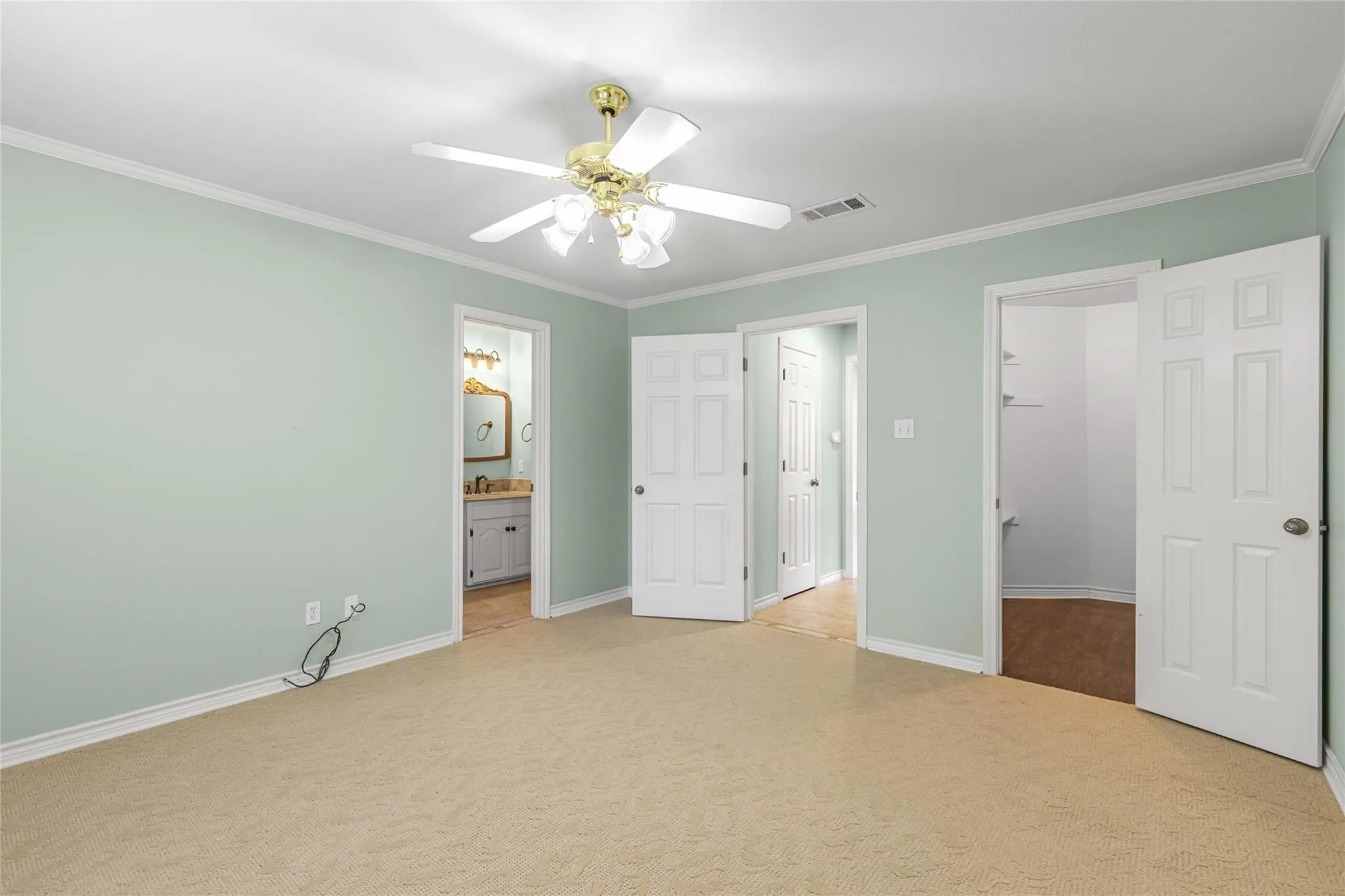 Single Family Residence For Sale in Hunt County , 6400 Creekside Drive, Greenville, Texas 75402, 5 Bedroom, 5 Bathroom, 3 Garage spaces, 4,435 Sqft, built in 1990, Preowned, Price $549,650, mls#21260952, Real Estate Agent in Greenville, Homes For Sale in Hunt county, Homes For Sale in Greenville, Realtor in Greenville Texas, Real Estate Brokerage Independent Realty Texas, Luminita Cordes Realtor