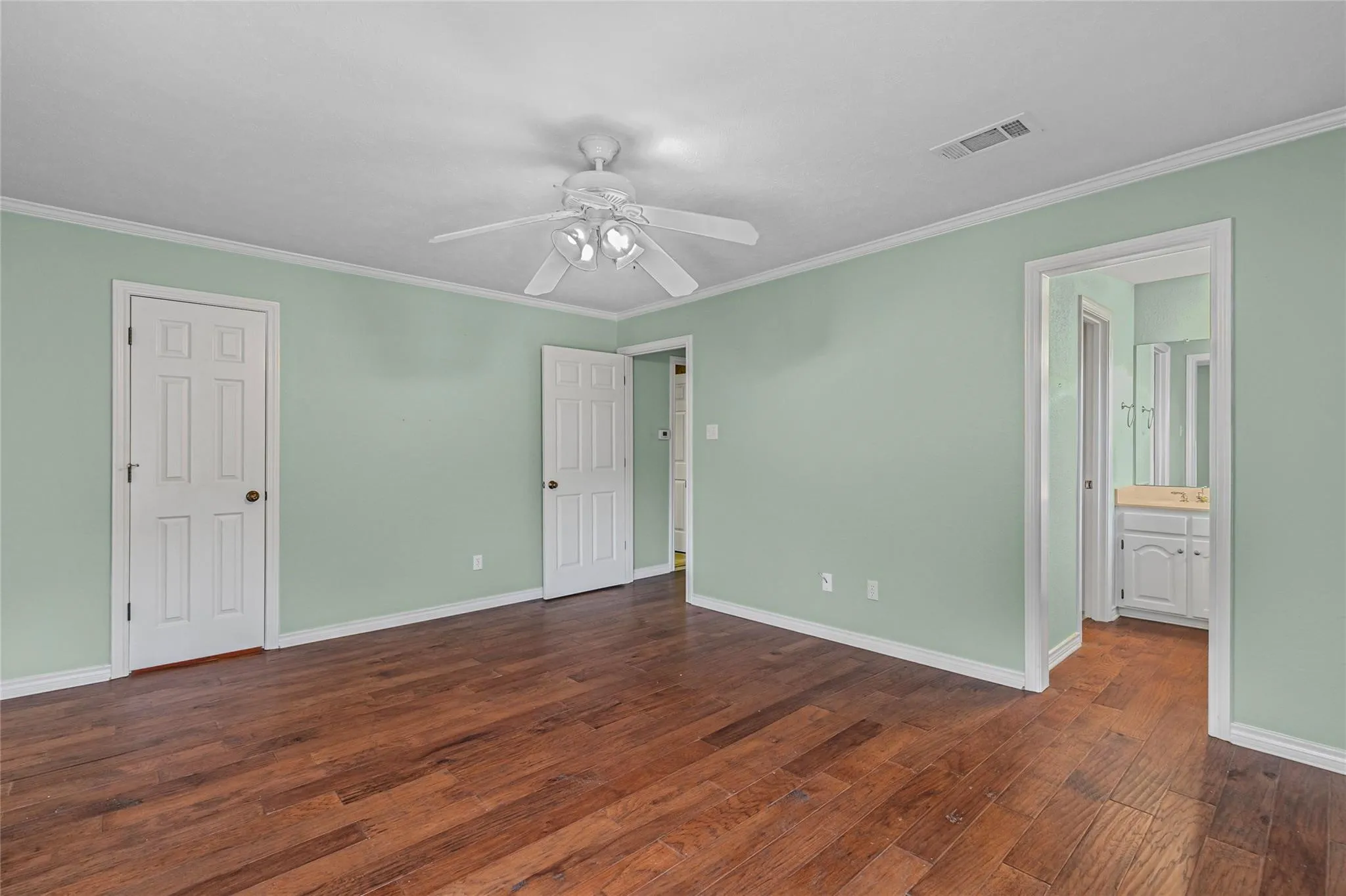 Single Family Residence For Sale in Hunt County , 6400 Creekside Drive, Greenville, Texas 75402, 5 Bedroom, 5 Bathroom, 3 Garage spaces, 4,435 Sqft, built in 1990, Preowned, Price $549,650, mls#21260952, Real Estate Agent in Greenville, Homes For Sale in Hunt county, Homes For Sale in Greenville, Realtor in Greenville Texas, Real Estate Brokerage Independent Realty Texas, Luminita Cordes Realtor