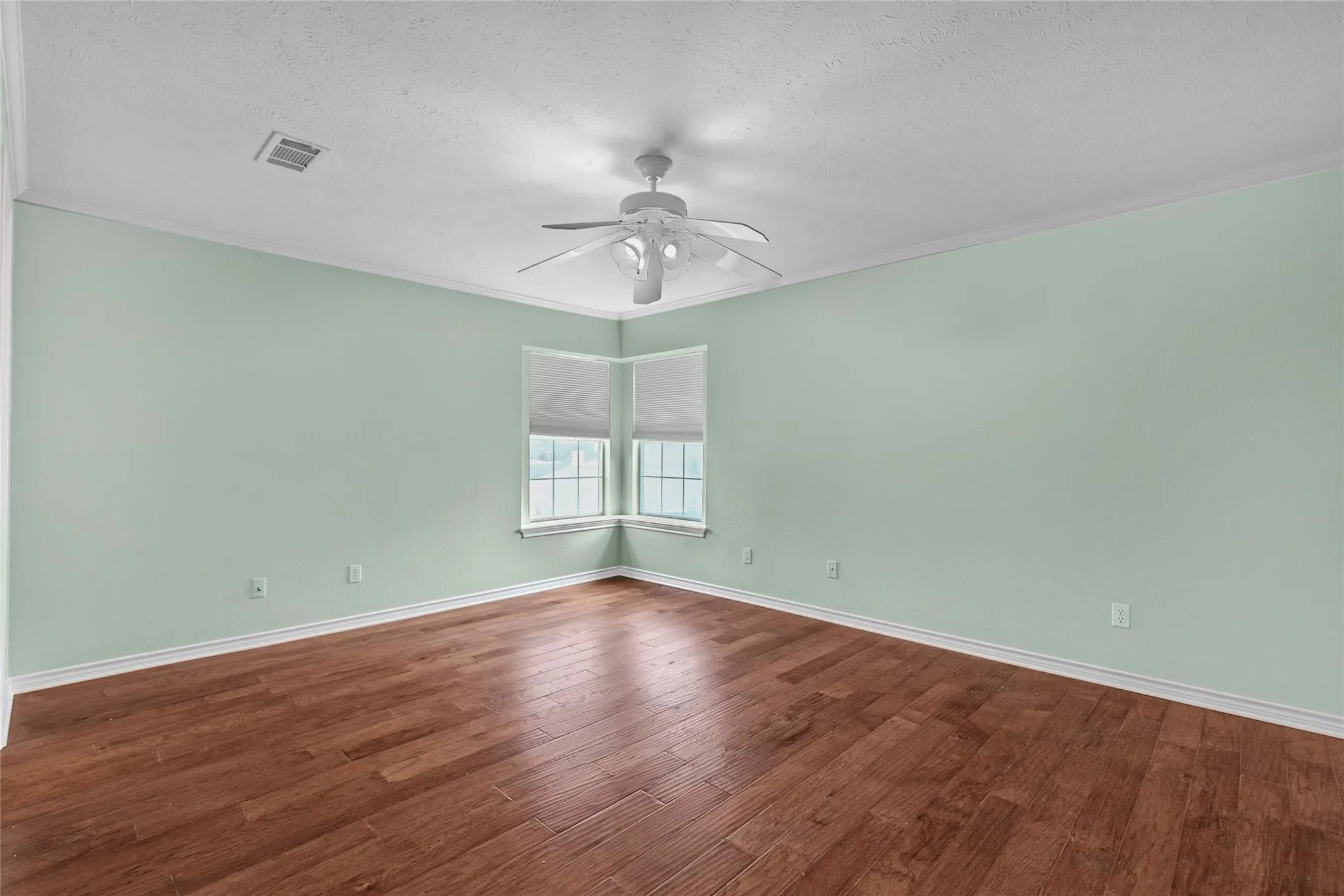 Single Family Residence For Sale in Hunt County , 6400 Creekside Drive, Greenville, Texas 75402, 5 Bedroom, 5 Bathroom, 3 Garage spaces, 4,435 Sqft, built in 1990, Preowned, Price $549,650, mls#21260952, Real Estate Agent in Greenville, Homes For Sale in Hunt county, Homes For Sale in Greenville, Realtor in Greenville Texas, Real Estate Brokerage Independent Realty Texas, Luminita Cordes Realtor