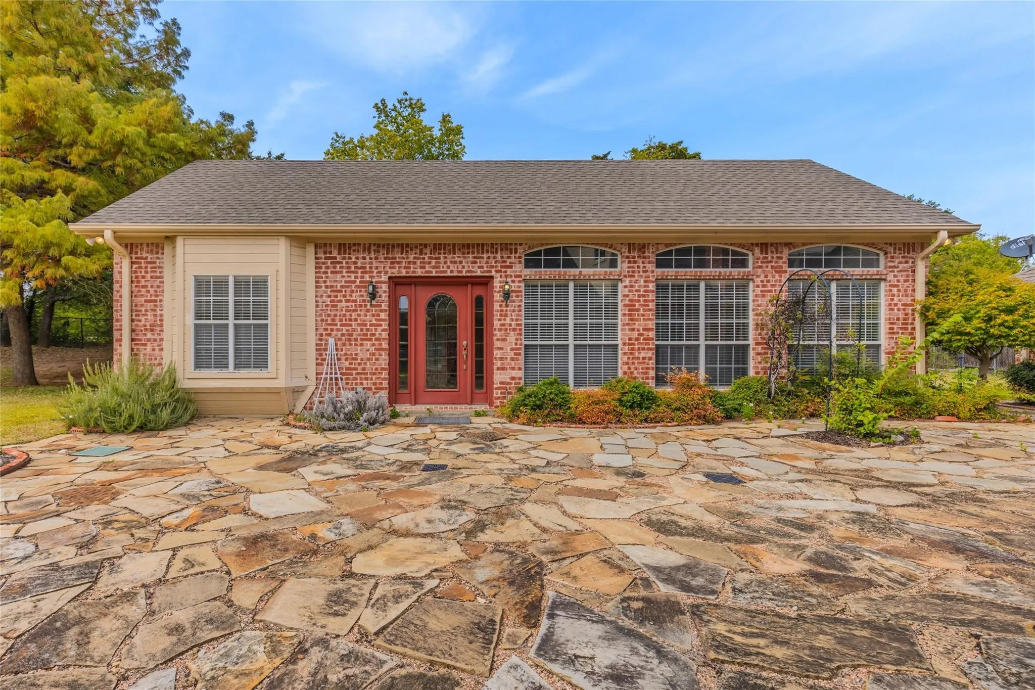 Single Family Residence For Sale in Hunt County , 6400 Creekside Drive, Greenville, Texas 75402, 5 Bedroom, 5 Bathroom, 3 Garage spaces, 4,435 Sqft, built in 1990, Preowned, Price $549,650, mls#21260952, Real Estate Agent in Greenville, Homes For Sale in Hunt county, Homes For Sale in Greenville, Realtor in Greenville Texas, Real Estate Brokerage Independent Realty Texas, Luminita Cordes Realtor