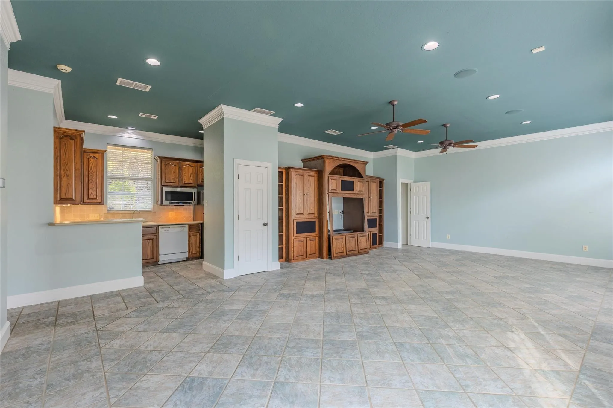 Single Family Residence For Sale in Hunt County , 6400 Creekside Drive, Greenville, Texas 75402, 5 Bedroom, 5 Bathroom, 3 Garage spaces, 4,435 Sqft, built in 1990, Preowned, Price $549,650, mls#21260952, Real Estate Agent in Greenville, Homes For Sale in Hunt county, Homes For Sale in Greenville, Realtor in Greenville Texas, Real Estate Brokerage Independent Realty Texas, Luminita Cordes Realtor