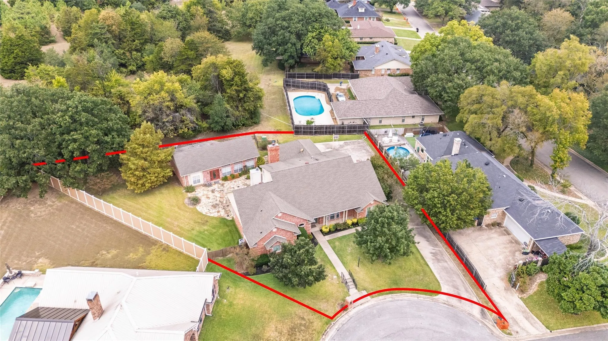 Single Family Residence For Sale in Hunt County , 6400 Creekside Drive, Greenville, Texas 75402, 5 Bedroom, 5 Bathroom, 3 Garage spaces, 4,435 Sqft, built in 1990, Preowned, Price $549,650, mls#21260952, Real Estate Agent in Greenville, Homes For Sale in Hunt county, Homes For Sale in Greenville, Realtor in Greenville Texas, Real Estate Brokerage Independent Realty Texas, Luminita Cordes Realtor