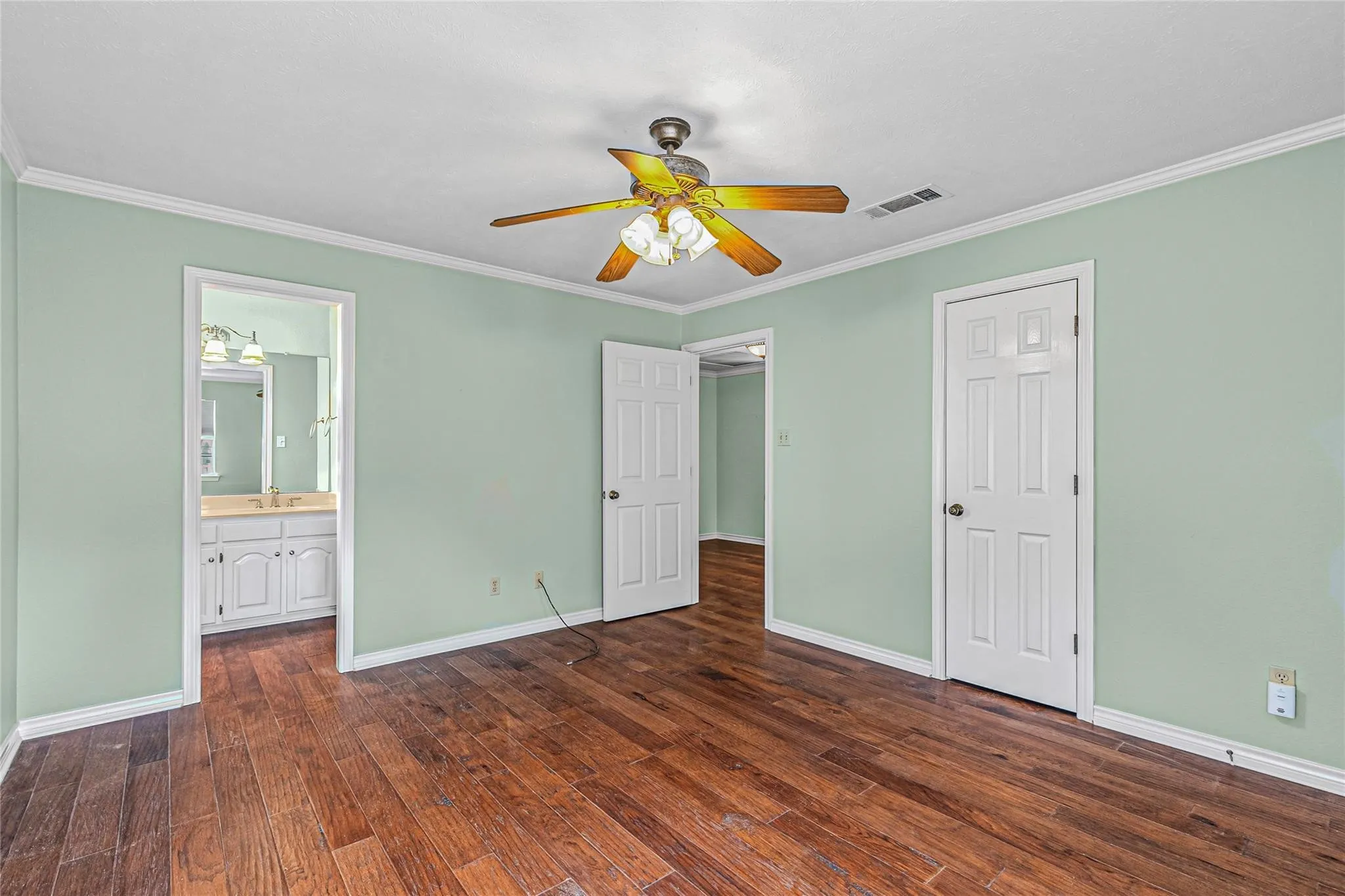 Single Family Residence For Sale in Hunt County , 6400 Creekside Drive, Greenville, Texas 75402, 5 Bedroom, 5 Bathroom, 3 Garage spaces, 4,435 Sqft, built in 1990, Preowned, Price $549,650, mls#21260952, Real Estate Agent in Greenville, Homes For Sale in Hunt county, Homes For Sale in Greenville, Realtor in Greenville Texas, Real Estate Brokerage Independent Realty Texas, Luminita Cordes Realtor