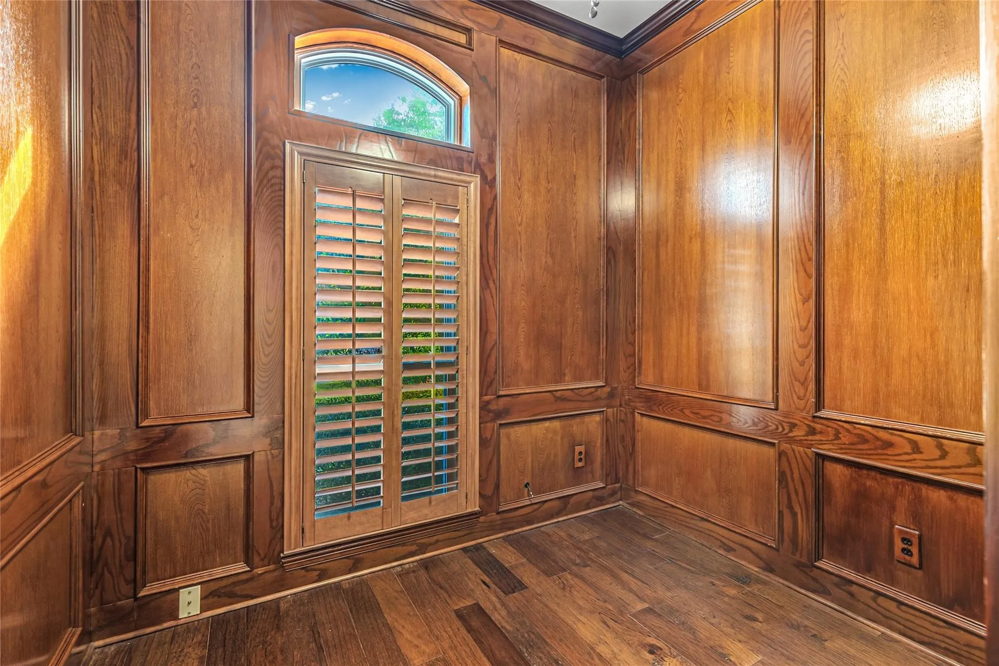 Single Family Residence For Sale in Hunt County , 6400 Creekside Drive, Greenville, Texas 75402, 5 Bedroom, 5 Bathroom, 3 Garage spaces, 4,435 Sqft, built in 1990, Preowned, Price $549,650, mls#21260952, Real Estate Agent in Greenville, Homes For Sale in Hunt county, Homes For Sale in Greenville, Realtor in Greenville Texas, Real Estate Brokerage Independent Realty Texas, Luminita Cordes Realtor