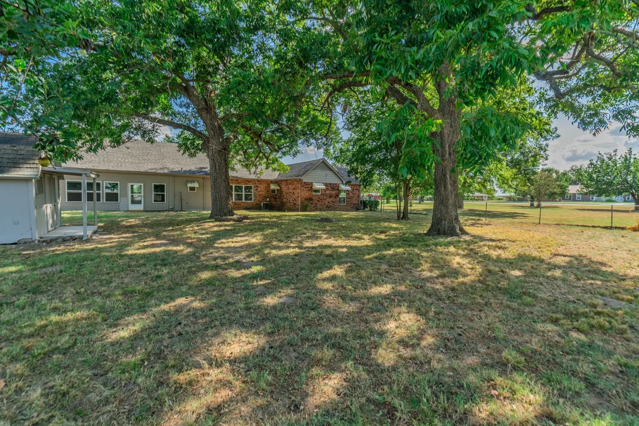 Single Family Residence For Rent in Hopkins County , 1916 Church Street, Sulphur Springs, Texas 75482, 3 Bedroom, 2 Bathroom, Garage spaces, 2,177 Sqft, built in 1890, mls#21260838, Real Estate Agent in Sulphur Springs, Homes For Rent in Hopkins county, Homes For Rent in Sulphur Springs, Realtor in Sulphur Springs Texas, Real Estate Brokerage Independent Realty Texas, Luminita Cordes Realtor