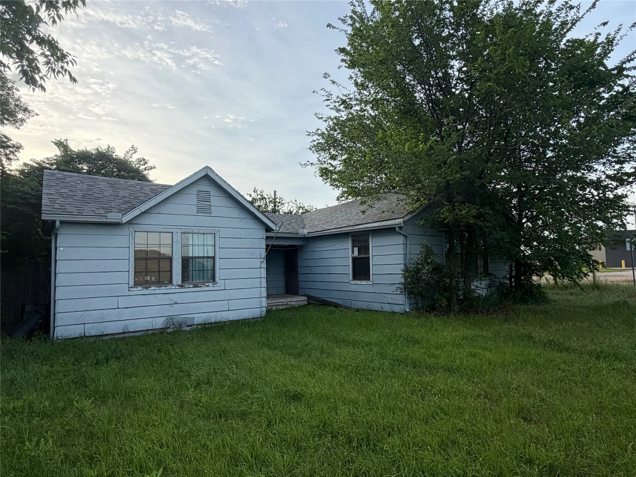 Single Family Residence For Sale in Tarrant County , 408 Crestview Drive, Kennedale, Texas 76060, 2 Bedrooms, 1 Bathroom, Garage spaces, 1,082 Sqft, built in 1950, Price $180,000, mls#21259447, Real Estate Agent in Kennedale, Homes For Sale in Tarrant county, Homes For Sale in Kennedale, Realtor in Kennedale Texas, Real Estate Brokerage Independent Realty Texas, Luminita Cordes Realtor