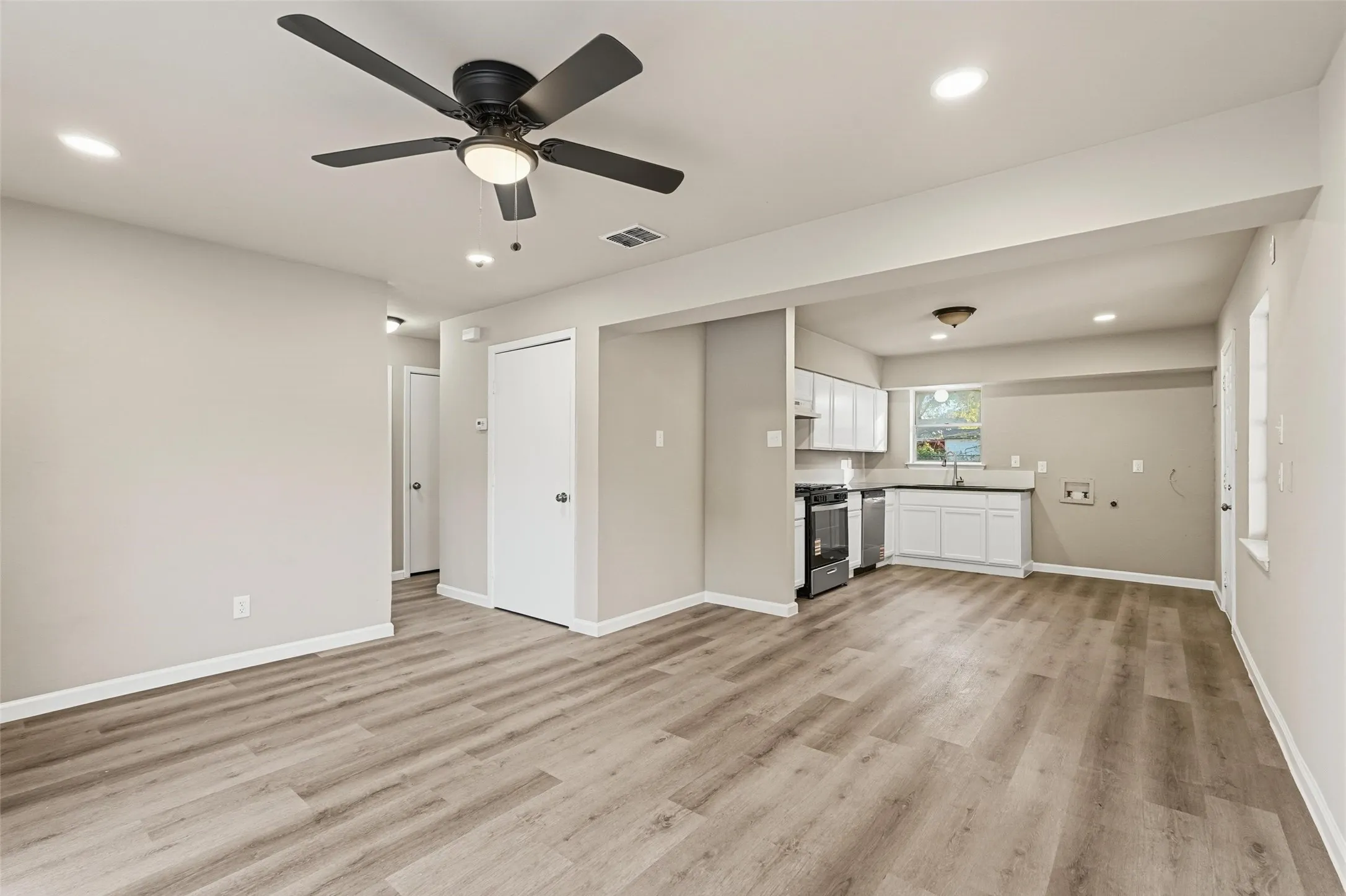 Single Family Residence For Sale in Dallas County , 1118 Richard Drive, Garland, Texas 75040, 4 Bedroom, 1 Bathroom, Garage spaces, 1,116 Sqft, built in 1961, Preowned, Price $234,500, mls#21260991, Real Estate Agent in Garland, Homes For Sale in Dallas county, Homes For Sale in Garland, Realtor in Garland Texas, Real Estate Brokerage Independent Realty Texas, Luminita Cordes Realtor