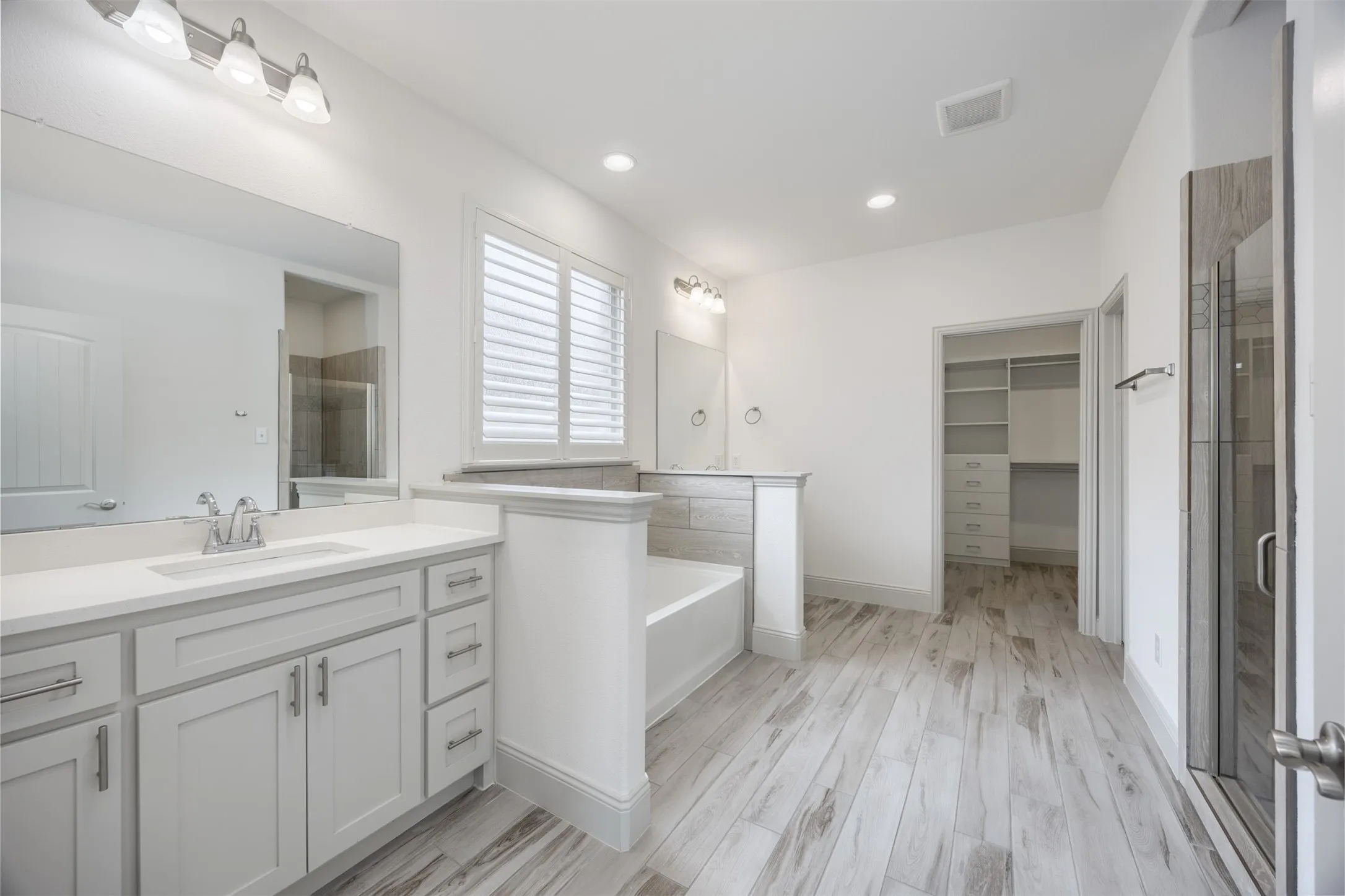 Primary bath with split sinks