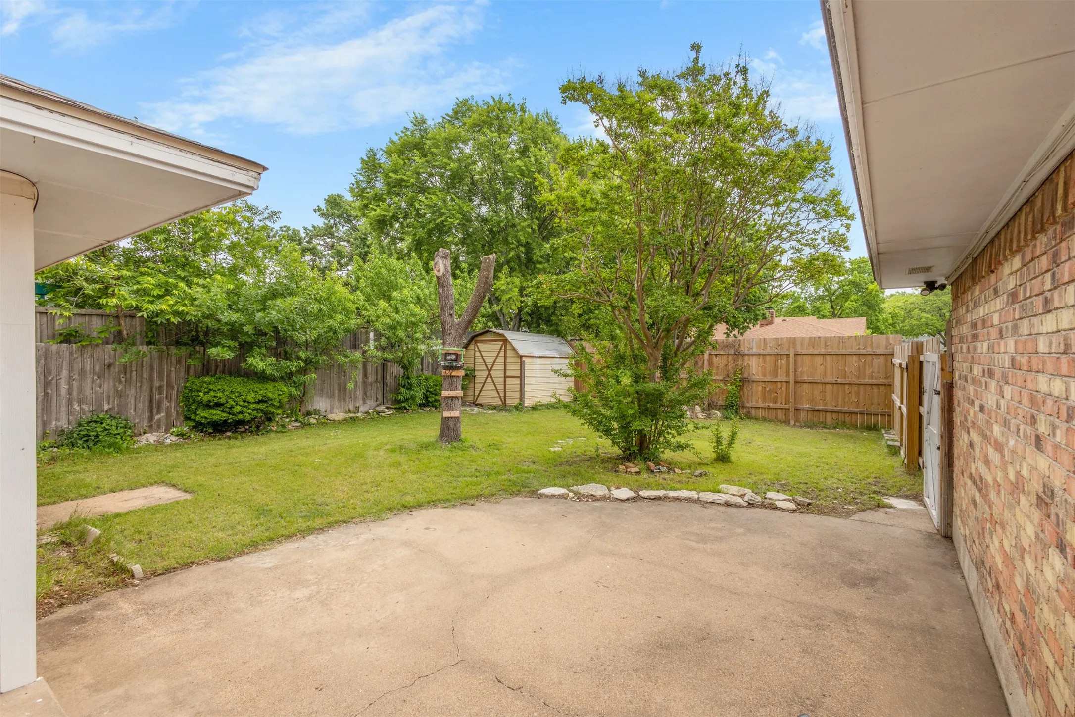 Single Family Residence For Sale in Dallas County , 214 S Alexander Avenue, Duncanville, Texas 75116, 4 Bedrooms, 3 Bathrooms, 2 Garage spaces, 1,858 Sqft, built in 1966, Price $314,000, mls#21260373, Real Estate Agent in Duncanville, Homes For Sale in Dallas county, Homes For Sale in Duncanville, Realtor in Duncanville Texas, Real Estate Brokerage Independent Realty Texas, Luminita Cordes Realtor