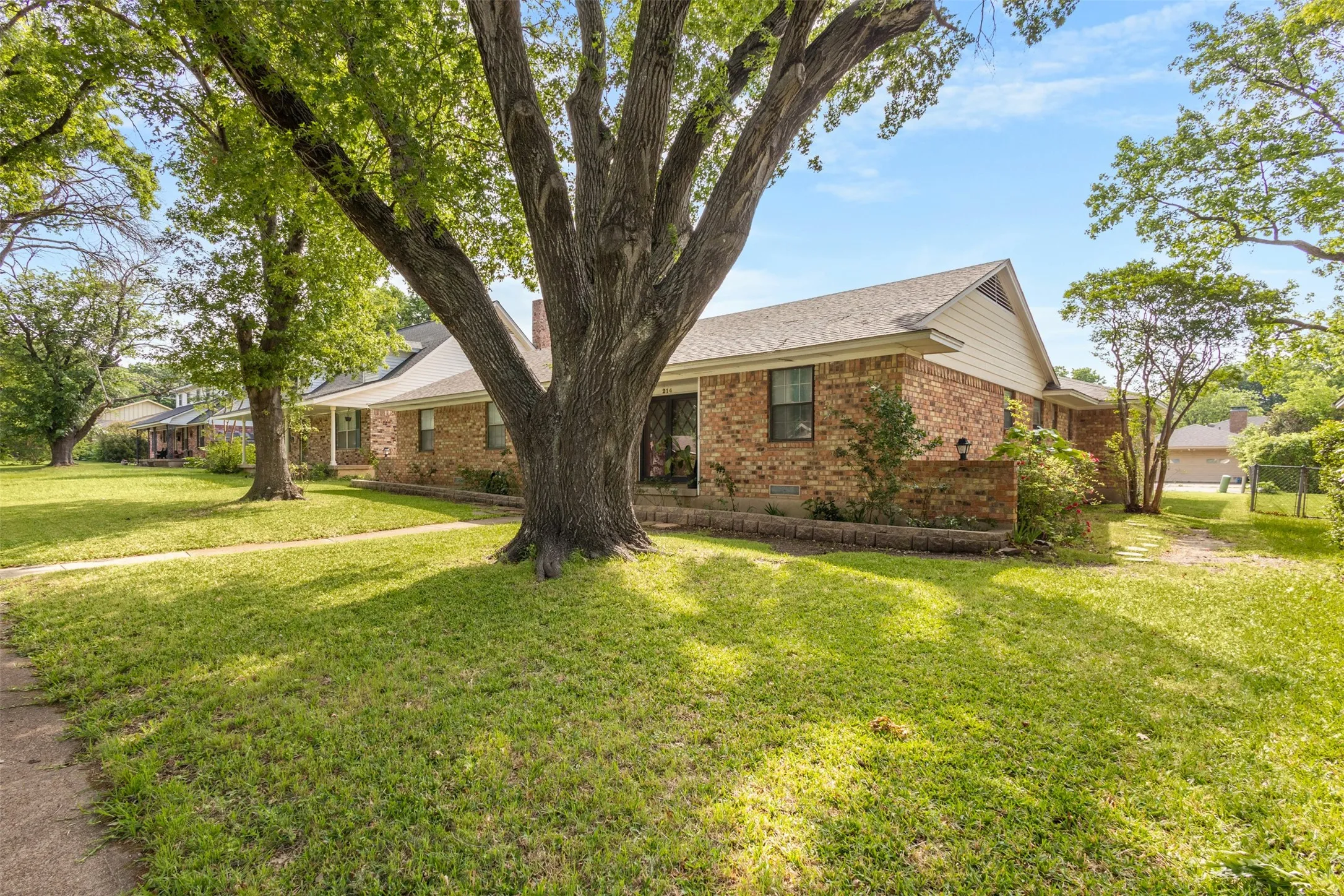 Single Family Residence For Sale in Dallas County , 214 S Alexander Avenue, Duncanville, Texas 75116, 4 Bedrooms, 3 Bathrooms, 2 Garage spaces, 1,858 Sqft, built in 1966, Price $314,000, mls#21260373, Real Estate Agent in Duncanville, Homes For Sale in Dallas county, Homes For Sale in Duncanville, Realtor in Duncanville Texas, Real Estate Brokerage Independent Realty Texas, Luminita Cordes Realtor