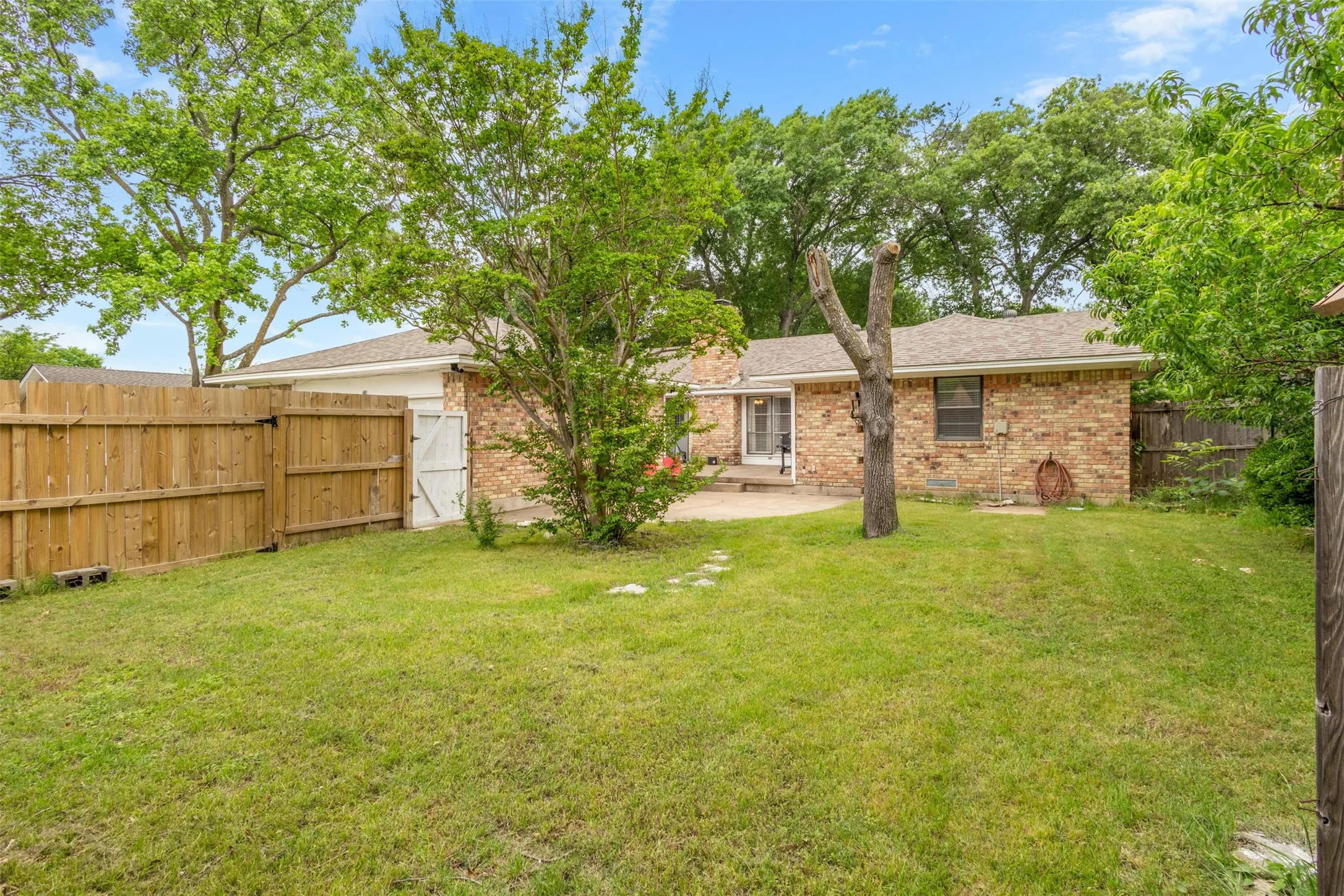 Single Family Residence For Sale in Dallas County , 214 S Alexander Avenue, Duncanville, Texas 75116, 4 Bedrooms, 3 Bathrooms, 2 Garage spaces, 1,858 Sqft, built in 1966, Price $314,000, mls#21260373, Real Estate Agent in Duncanville, Homes For Sale in Dallas county, Homes For Sale in Duncanville, Realtor in Duncanville Texas, Real Estate Brokerage Independent Realty Texas, Luminita Cordes Realtor