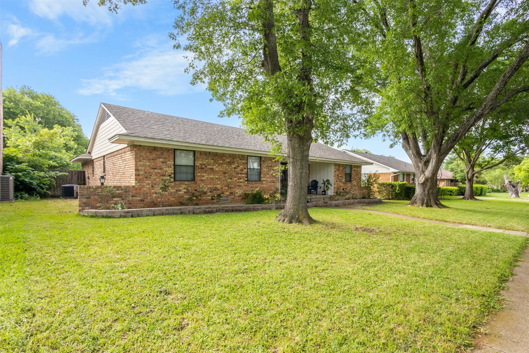 Single Family Residence For Sale in Dallas County , 214 S Alexander Avenue, Duncanville, Texas 75116, 4 Bedrooms, 3 Bathrooms, 2 Garage spaces, 1,858 Sqft, built in 1966, Price $314,000, mls#21260373, Real Estate Agent in Duncanville, Homes For Sale in Dallas county, Homes For Sale in Duncanville, Realtor in Duncanville Texas, Real Estate Brokerage Independent Realty Texas, Luminita Cordes Realtor