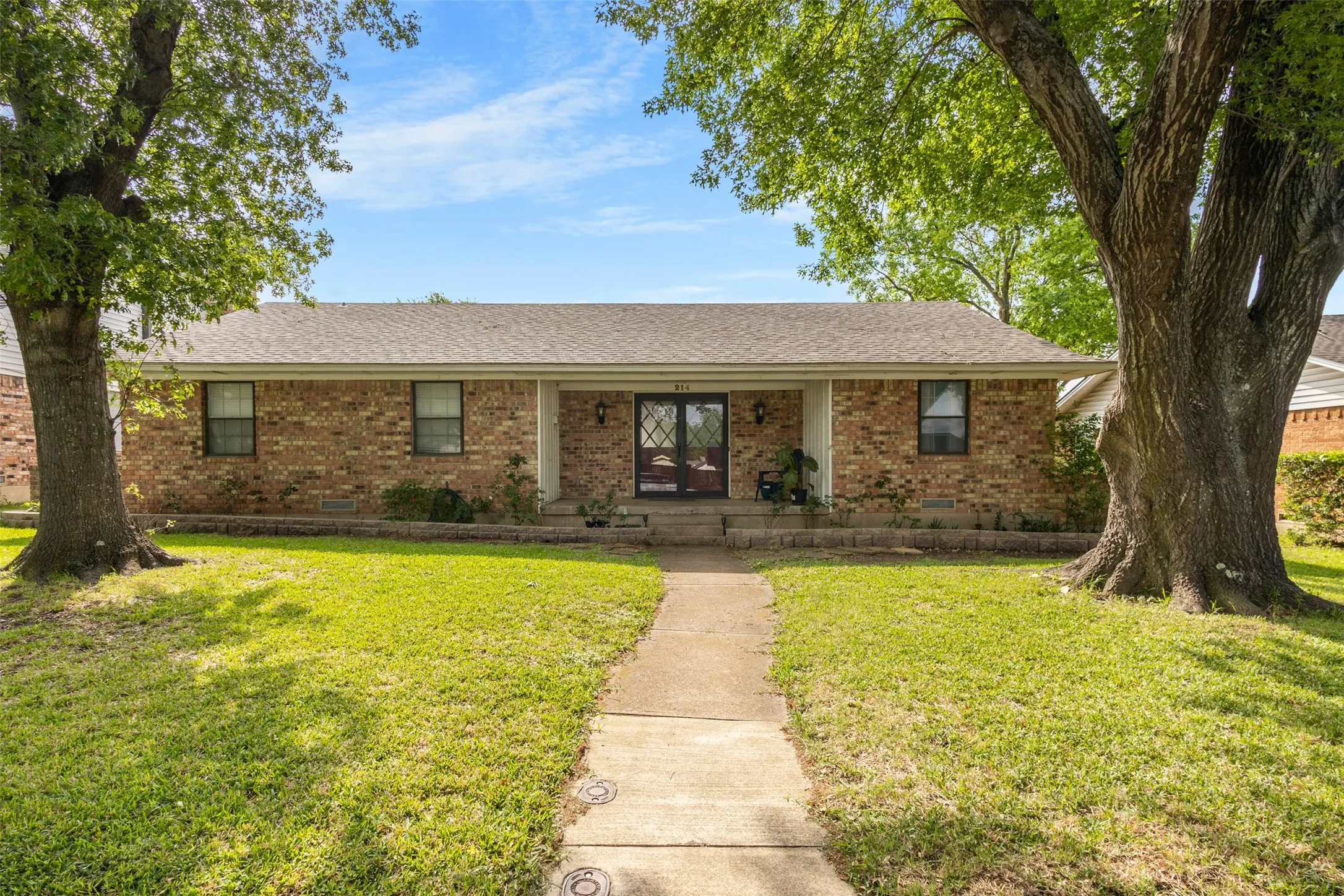 Single Family Residence For Sale in Dallas County , 214 S Alexander Avenue, Duncanville, Texas 75116, 4 Bedrooms, 3 Bathrooms, 2 Garage spaces, 1,858 Sqft, built in 1966, Price $314,000, mls#21260373, Real Estate Agent in Duncanville, Homes For Sale in Dallas county, Homes For Sale in Duncanville, Realtor in Duncanville Texas, Real Estate Brokerage Independent Realty Texas, Luminita Cordes Realtor