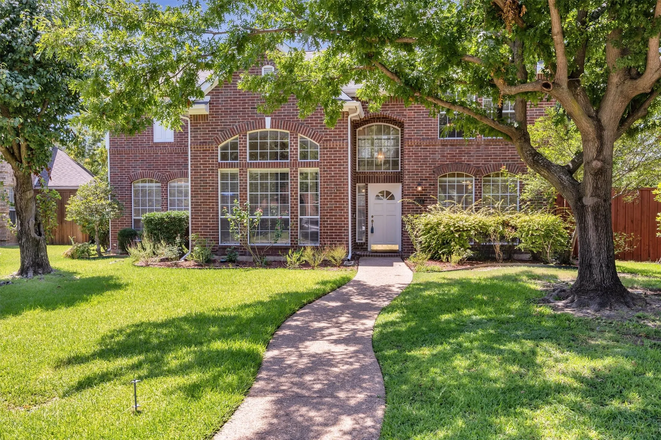 Single Family Residence For Sale in Dallas County , 921 Brown Trail, Coppell, Texas 75019, 4 Bedroom, 3 Bathroom, 2 Garage spaces, 2,711 Sqft, built in 1994, mls#21249317, Real Estate Agent in Coppell, Homes For Sale in Dallas county, Homes For Sale in Coppell, Realtor in Coppell Texas, Real Estate Brokerage Independent Realty Texas, Luminita Cordes Realtor