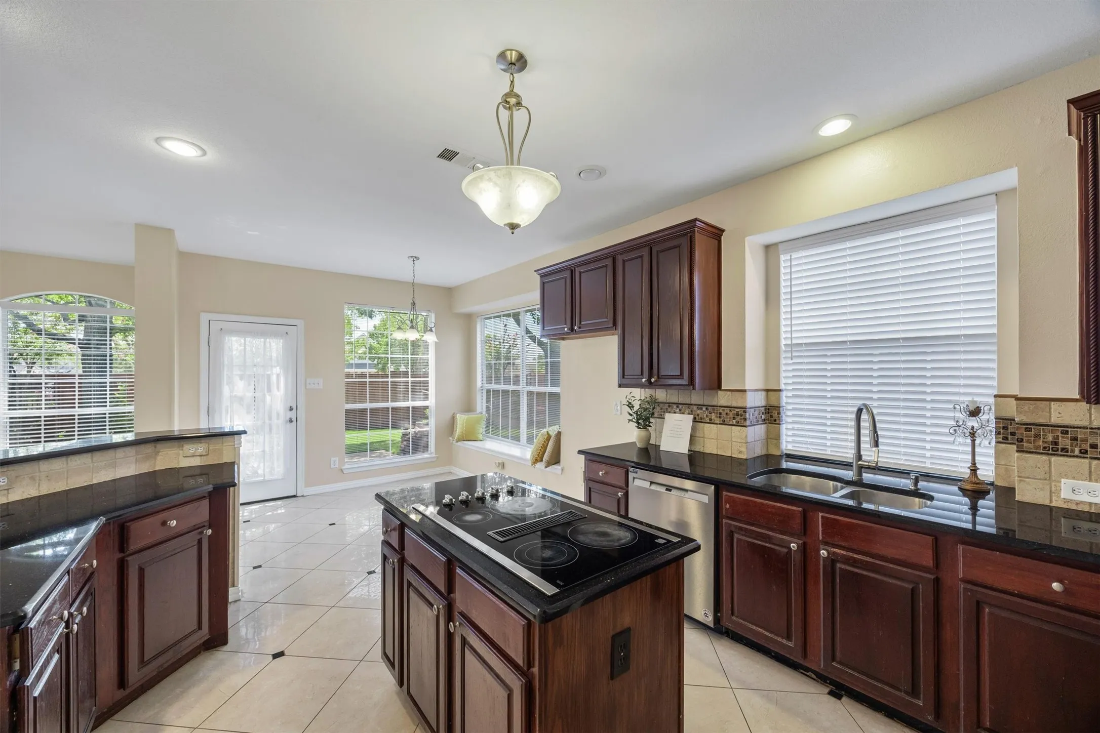 Single Family Residence For Sale in Dallas County , 921 Brown Trail, Coppell, Texas 75019, 4 Bedroom, 3 Bathroom, 2 Garage spaces, 2,711 Sqft, built in 1994, mls#21249317, Real Estate Agent in Coppell, Homes For Sale in Dallas county, Homes For Sale in Coppell, Realtor in Coppell Texas, Real Estate Brokerage Independent Realty Texas, Luminita Cordes Realtor