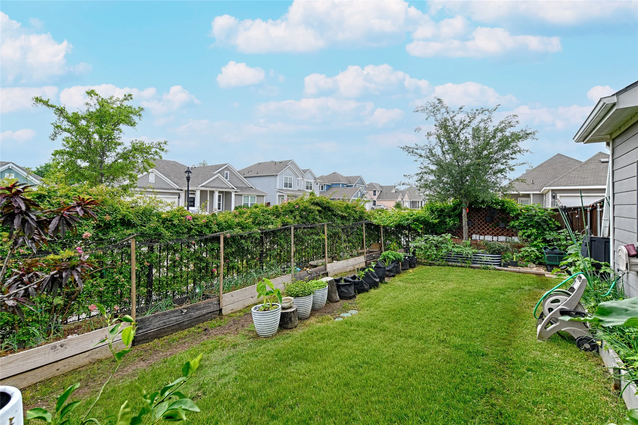 Single Family Residence For Sale in Dallas County , 3506 Betty Mews, Rowlett, Texas 75089, 5 Bedroom, 3 Bathroom, 2 Garage spaces, 2,653 Sqft, built in 2020, Preowned, mls#21260770, Real Estate Agent in Rowlett, Homes For Sale in Dallas county, Homes For Sale in Rowlett, Realtor in Rowlett Texas, Real Estate Brokerage Independent Realty Texas, Luminita Cordes Realtor