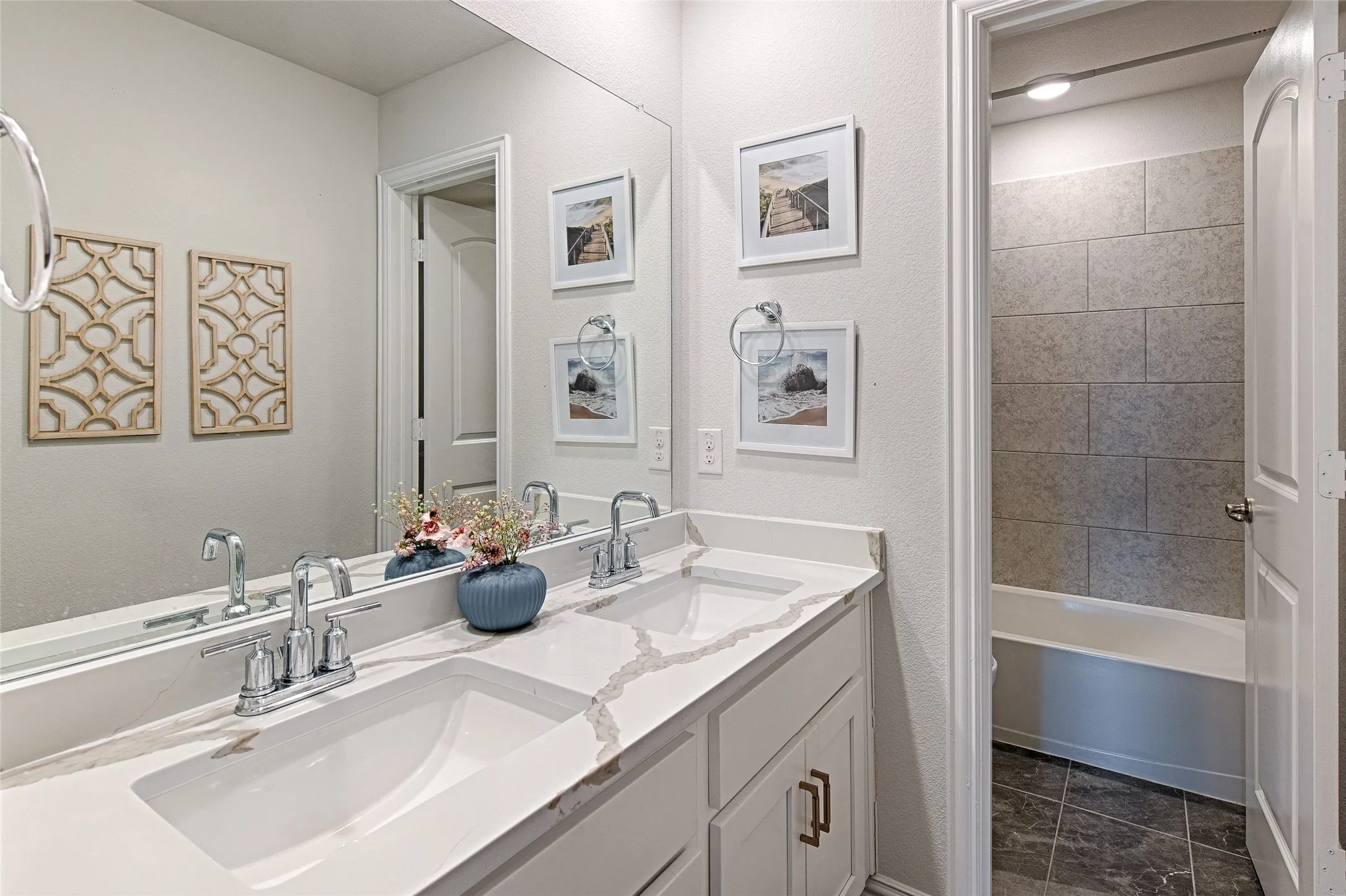 Upstairs full bathroom