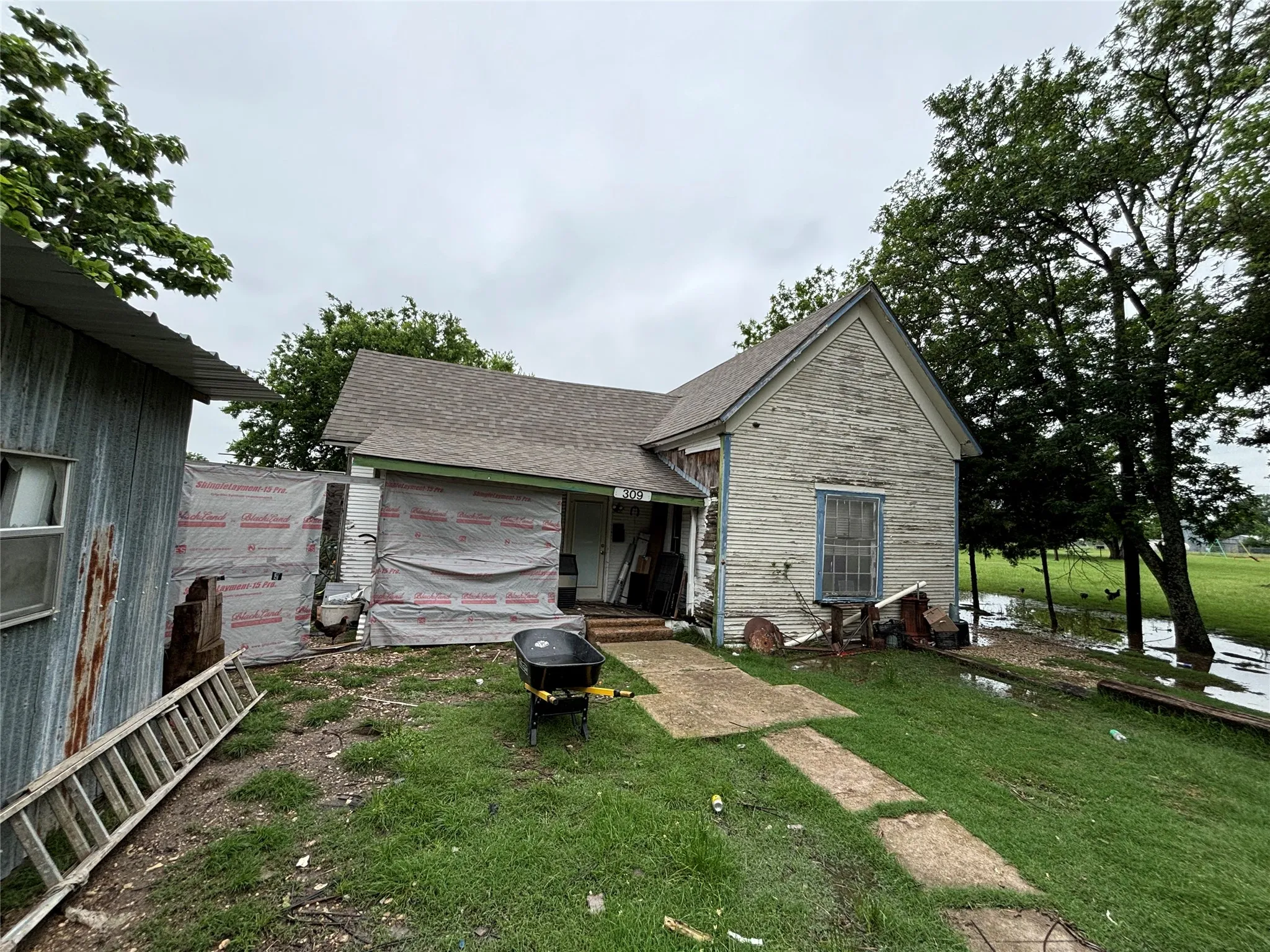 Single Family Residence For Sale in Hill County , 309 S Barry Street, Mertens, Texas 76666, 2 Bedrooms, 1 Bathroom, Garage spaces, 800 Sqft, built in 1945, Price $60,000, mls#21261069, Real Estate Agent in Mertens, Homes For Sale in Hill county, Homes For Sale in Mertens, Realtor in Mertens Texas, Real Estate Brokerage Independent Realty Texas, Luminita Cordes Realtor