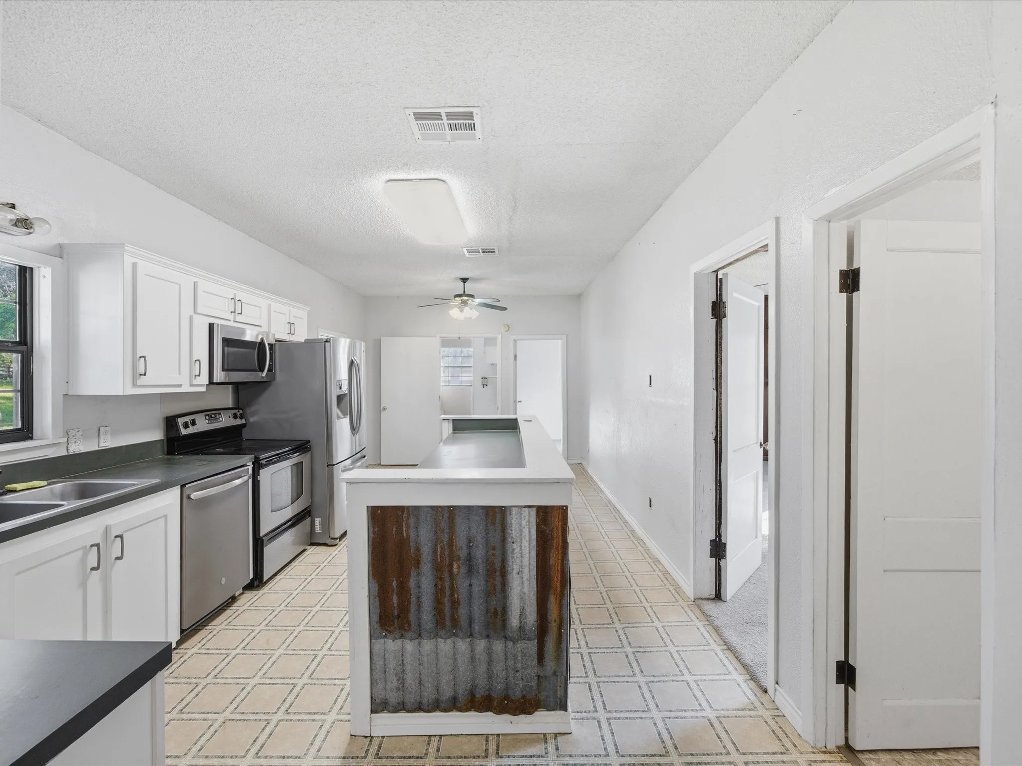 Single Family Residence For Sale in Kaufman County , 1605 Frann Drive, Kaufman, Texas 75142, 3 Bedroom, 2 Bathroom, 2 Garage spaces, 2,245 Sqft, built in 1984, mls#21261080, Real Estate Agent in Kaufman, Homes For Sale in Kaufman county, Homes For Sale in Kaufman, Realtor in Kaufman Texas, Real Estate Brokerage Independent Realty Texas, Luminita Cordes Realtor