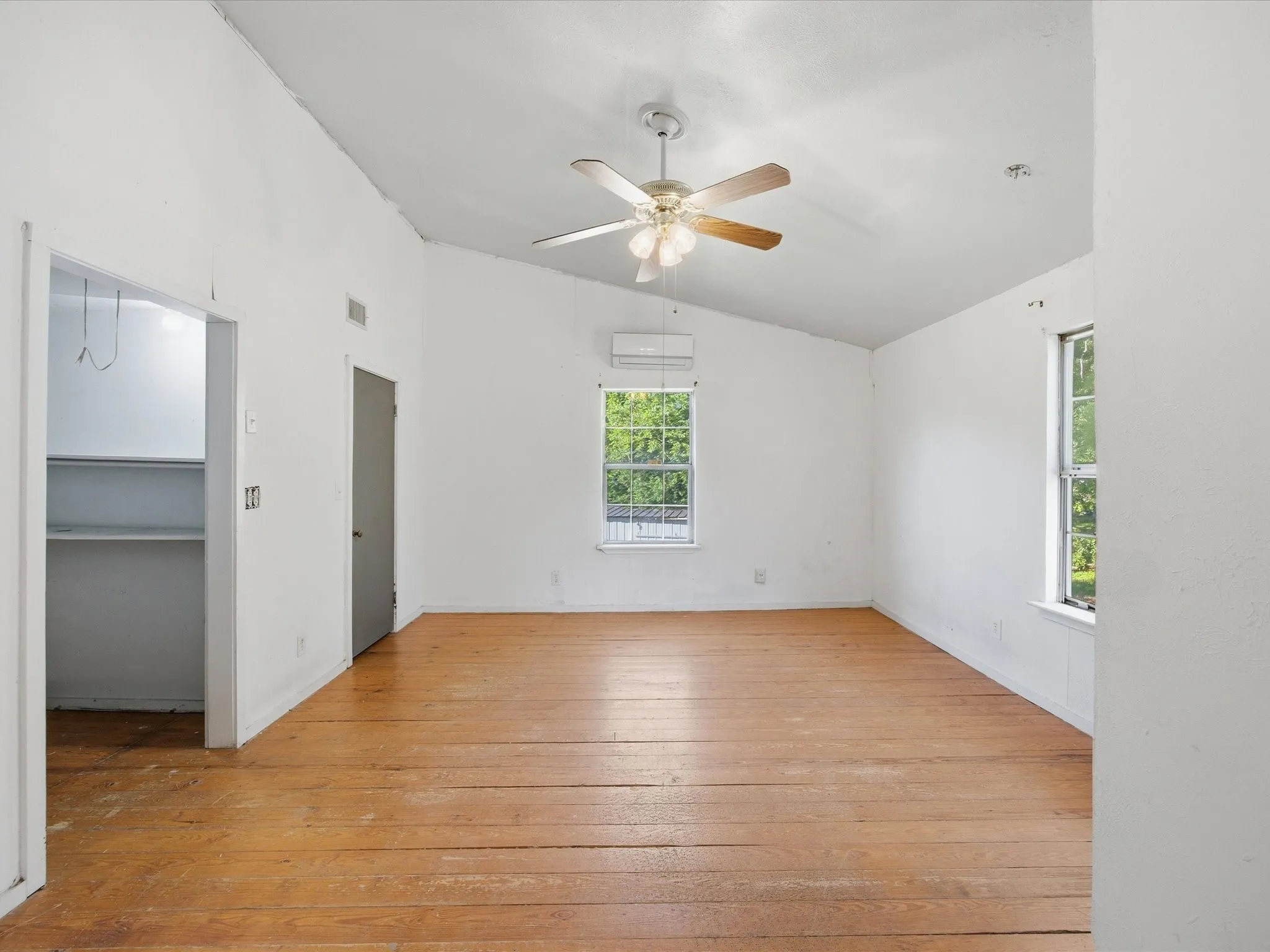 Single Family Residence For Sale in Kaufman County , 1605 Frann Drive, Kaufman, Texas 75142, 3 Bedroom, 2 Bathroom, 2 Garage spaces, 2,245 Sqft, built in 1984, mls#21261080, Real Estate Agent in Kaufman, Homes For Sale in Kaufman county, Homes For Sale in Kaufman, Realtor in Kaufman Texas, Real Estate Brokerage Independent Realty Texas, Luminita Cordes Realtor