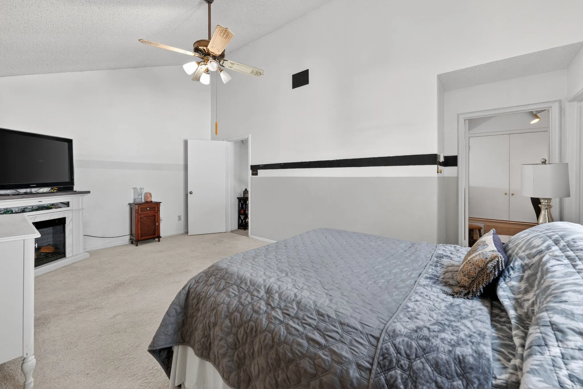 Vaulted ceiling with an attached ceiling fan and light fixture
