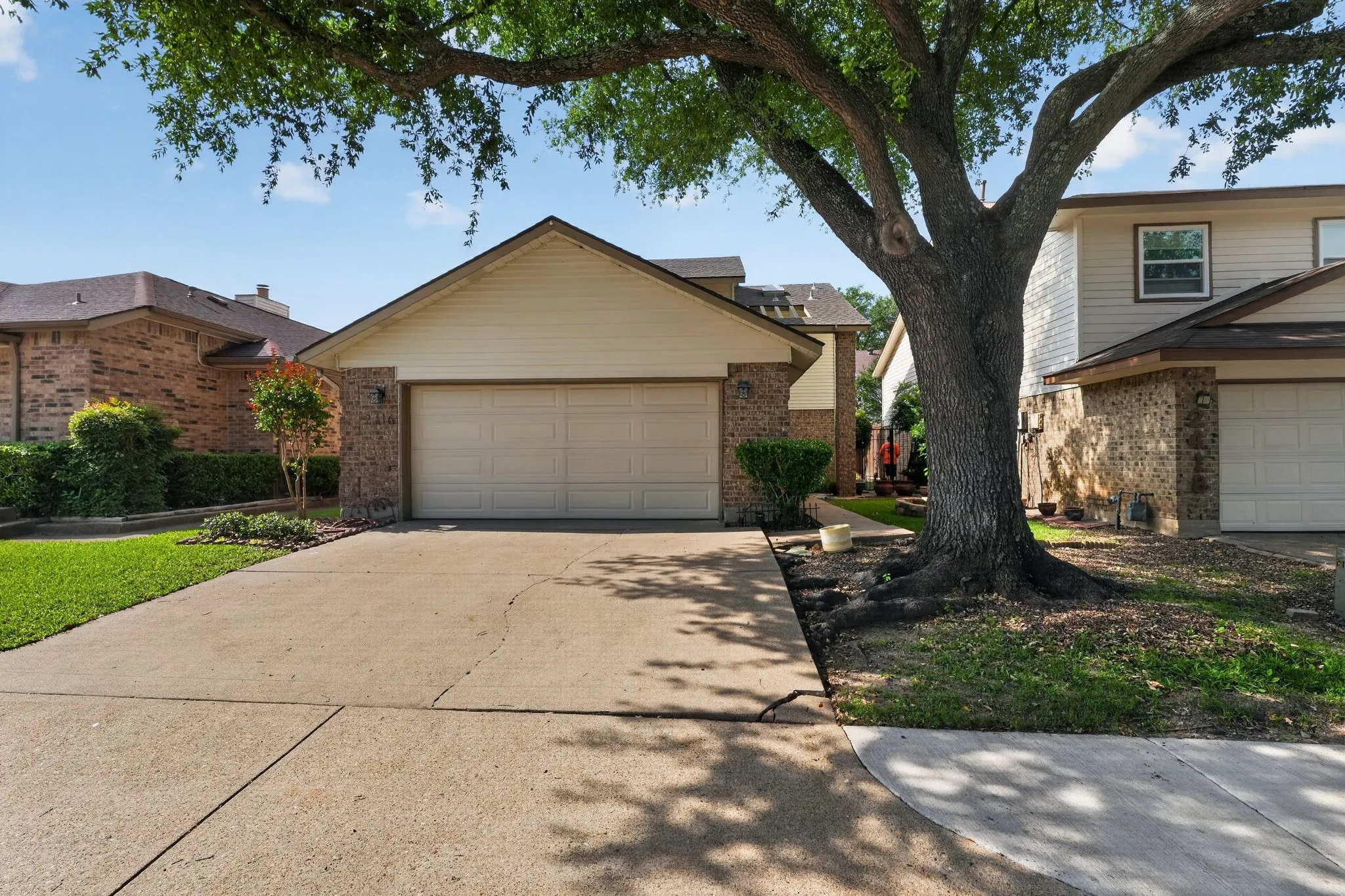 Single Family Residence For Sale in Dallas County , 2416 Mira Drive, Garland, Texas 75044, 2 Bedrooms, 2 Bathrooms, 2 Garage spaces, 1,440 Sqft, built in 1982, Price $264,000, mls#21261066, Real Estate Agent in Garland, Homes For Sale in Dallas county, Homes For Sale in Garland, Realtor in Garland Texas, Real Estate Brokerage Independent Realty Texas, Luminita Cordes Realtor