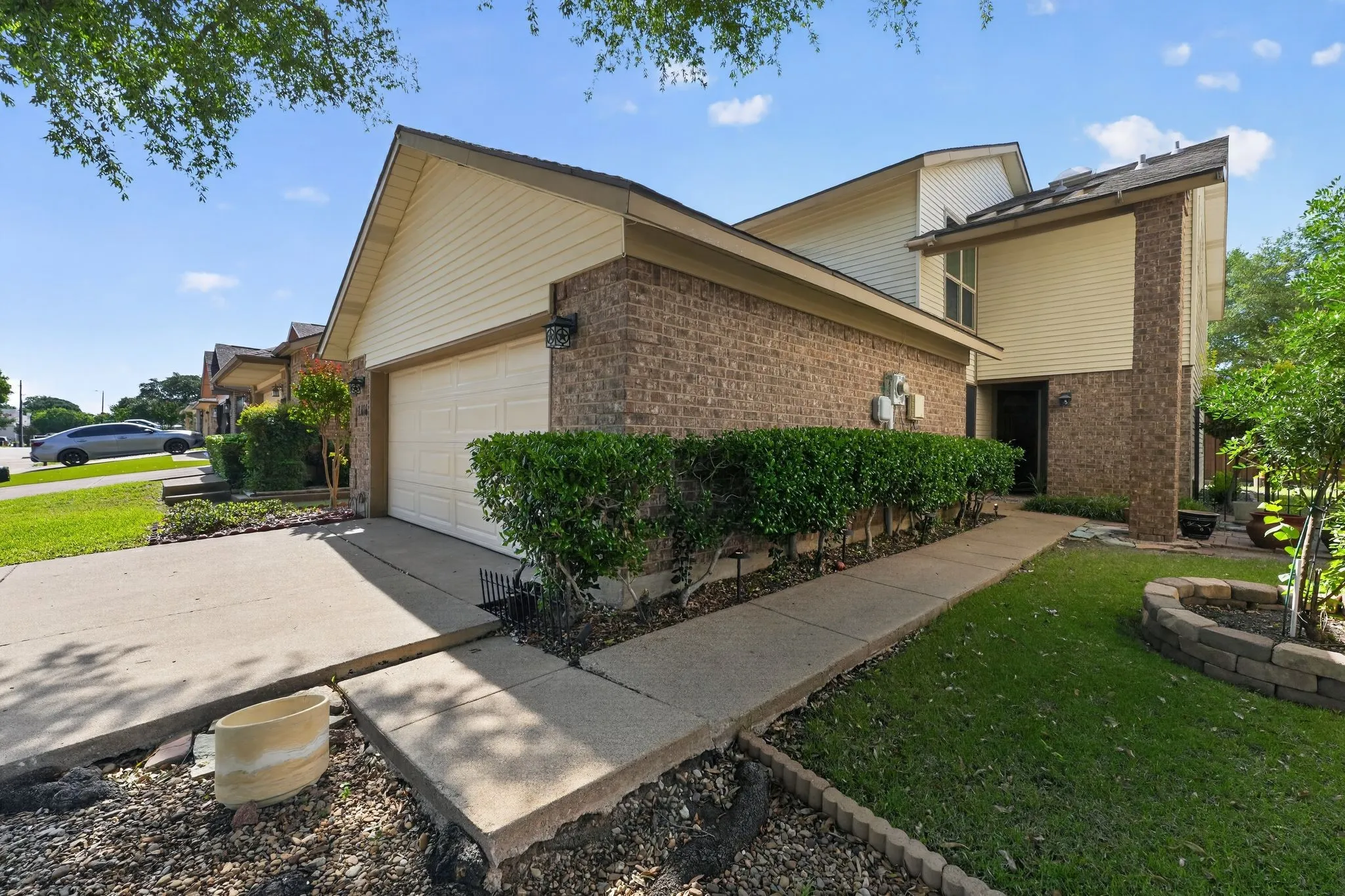 Single Family Residence For Sale in Dallas County , 2416 Mira Drive, Garland, Texas 75044, 2 Bedrooms, 2 Bathrooms, 2 Garage spaces, 1,440 Sqft, built in 1982, Price $264,000, mls#21261066, Real Estate Agent in Garland, Homes For Sale in Dallas county, Homes For Sale in Garland, Realtor in Garland Texas, Real Estate Brokerage Independent Realty Texas, Luminita Cordes Realtor