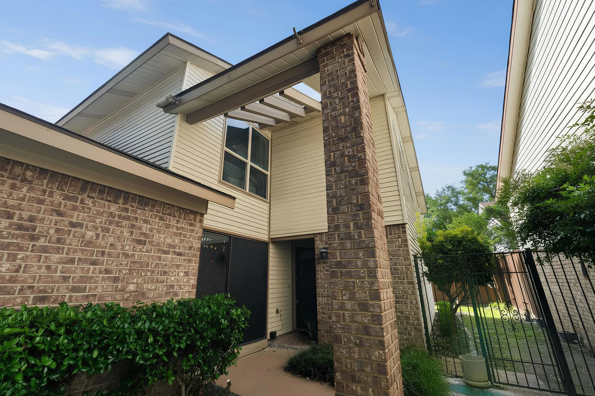 Single Family Residence For Sale in Dallas County , 2416 Mira Drive, Garland, Texas 75044, 2 Bedrooms, 2 Bathrooms, 2 Garage spaces, 1,440 Sqft, built in 1982, Price $264,000, mls#21261066, Real Estate Agent in Garland, Homes For Sale in Dallas county, Homes For Sale in Garland, Realtor in Garland Texas, Real Estate Brokerage Independent Realty Texas, Luminita Cordes Realtor