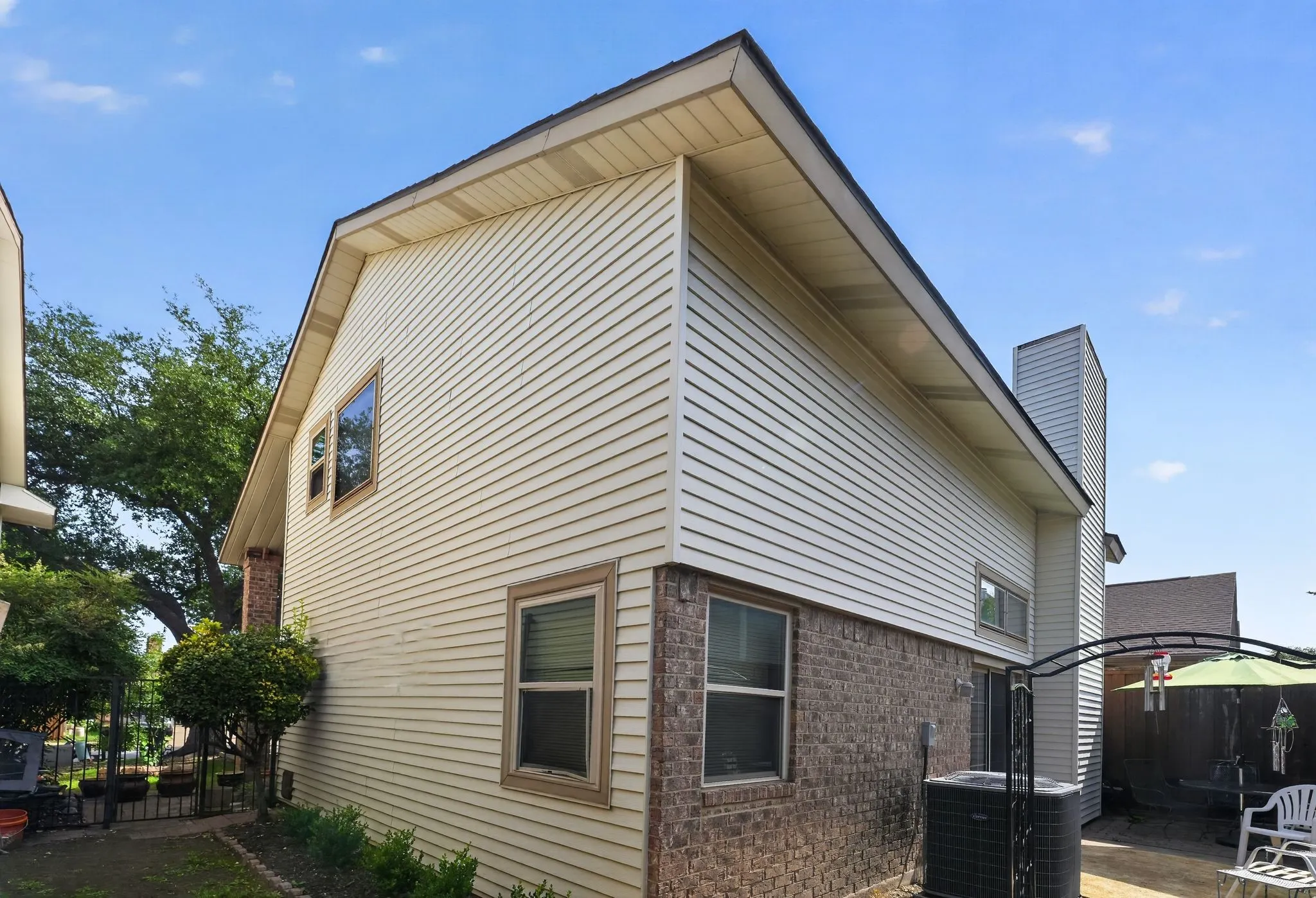 Single Family Residence For Sale in Dallas County , 2416 Mira Drive, Garland, Texas 75044, 2 Bedrooms, 2 Bathrooms, 2 Garage spaces, 1,440 Sqft, built in 1982, Price $264,000, mls#21261066, Real Estate Agent in Garland, Homes For Sale in Dallas county, Homes For Sale in Garland, Realtor in Garland Texas, Real Estate Brokerage Independent Realty Texas, Luminita Cordes Realtor