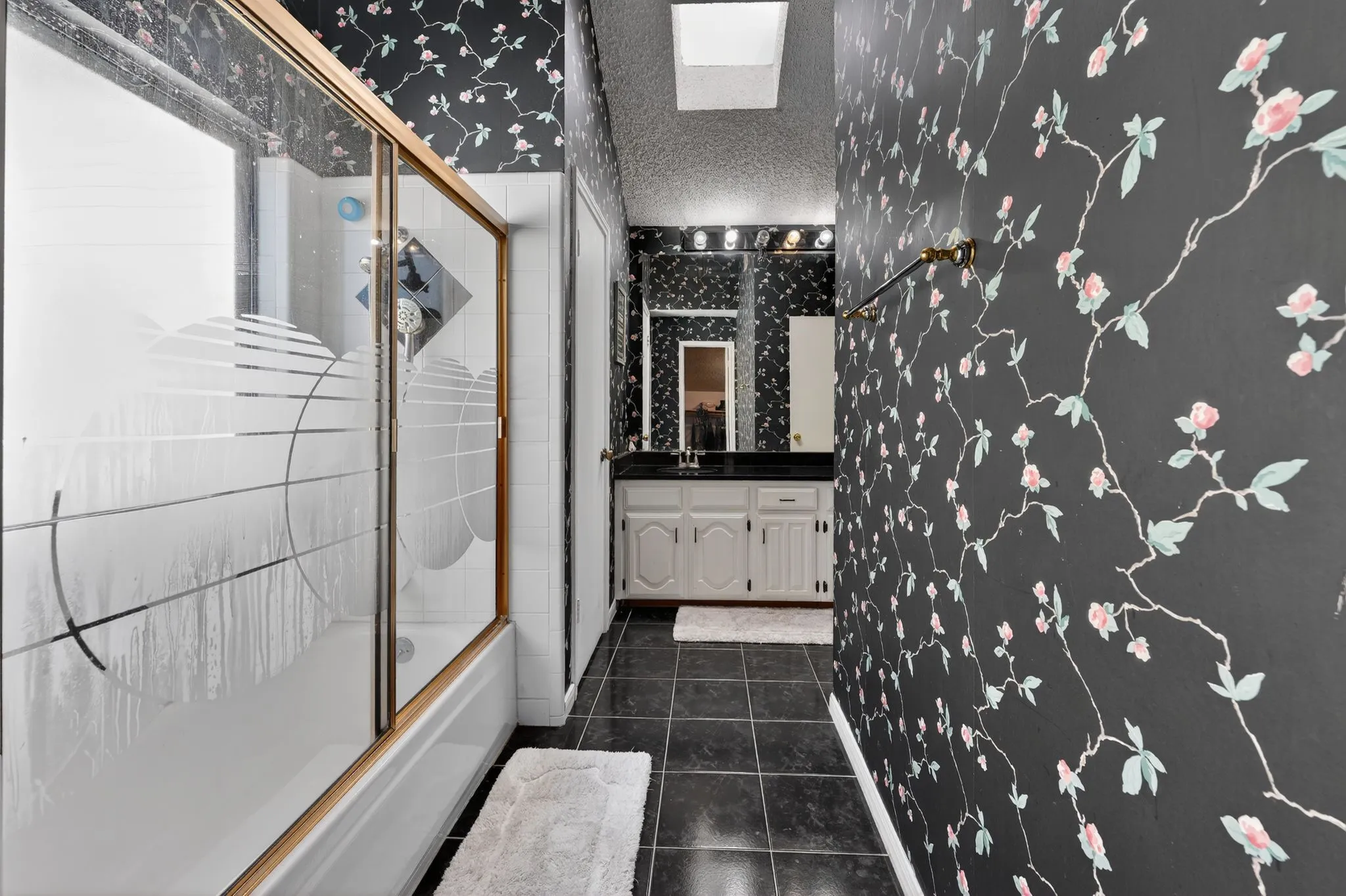Single Family Residence For Sale in Dallas County , 2416 Mira Drive, Garland, Texas 75044, 2 Bedrooms, 2 Bathrooms, 2 Garage spaces, 1,440 Sqft, built in 1982, Price $264,000, mls#21261066, Real Estate Agent in Garland, Homes For Sale in Dallas county, Homes For Sale in Garland, Realtor in Garland Texas, Real Estate Brokerage Independent Realty Texas, Luminita Cordes Realtor