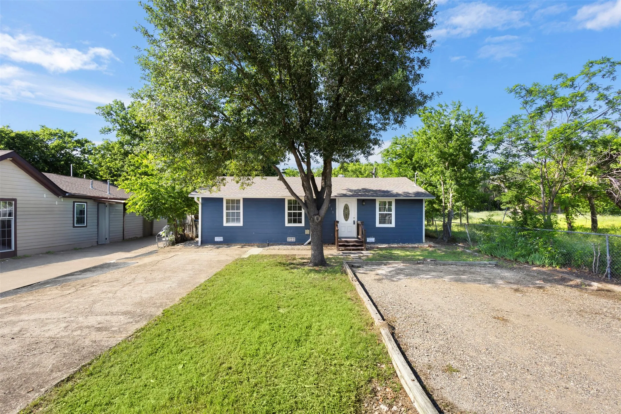 Single Family Residence For Sale in Ellis County , 215 E 3rd Street, Ferris, Texas 75125, 3 Bedroom, 1 Bathroom, Garage spaces, 912 Sqft, built in 1953, mls#21259480, Real Estate Agent in Ferris, Homes For Sale in Ellis county, Homes For Sale in Ferris, Realtor in Ferris Texas, Real Estate Brokerage Independent Realty Texas, Luminita Cordes Realtor