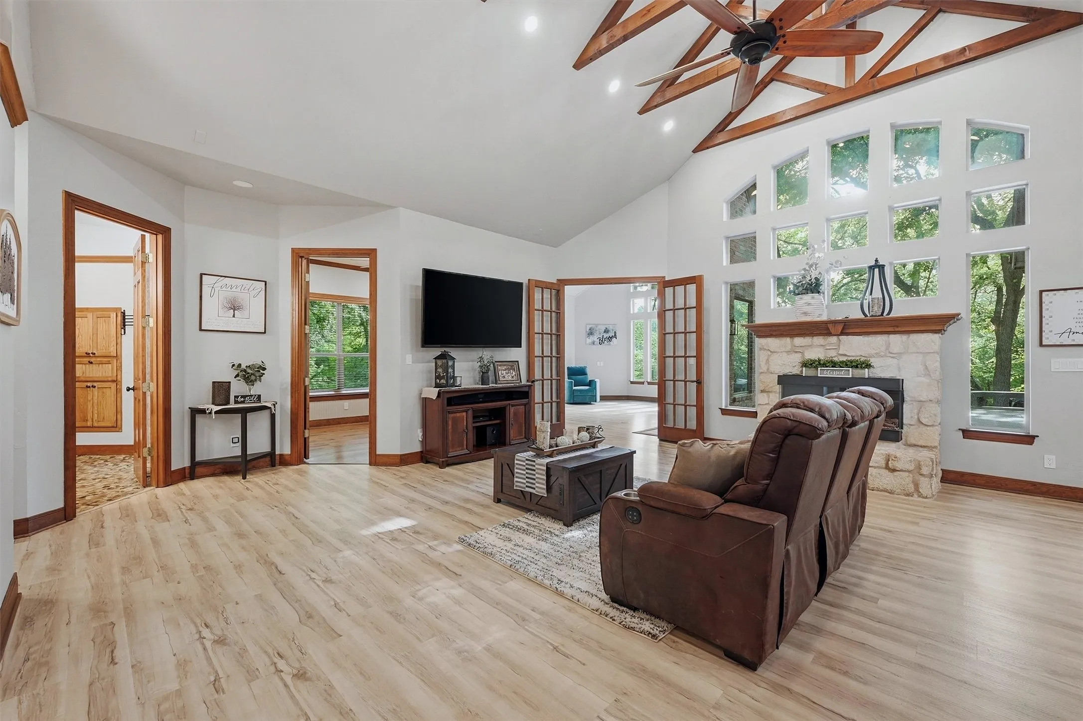 Single Family Residence For Sale in Grayson County , 31 Forest Hills Circle, Gunter, Texas 75058, 3 Bedroom, 3 Bathroom, 3 Garage spaces, 2,776 Sqft, built in 1999, Preowned, mls#21252923, Real Estate Agent in Gunter, Homes For Sale in Grayson county, Homes For Sale in Gunter, Realtor in Gunter Texas, Real Estate Brokerage Independent Realty Texas, Luminita Cordes Realtor