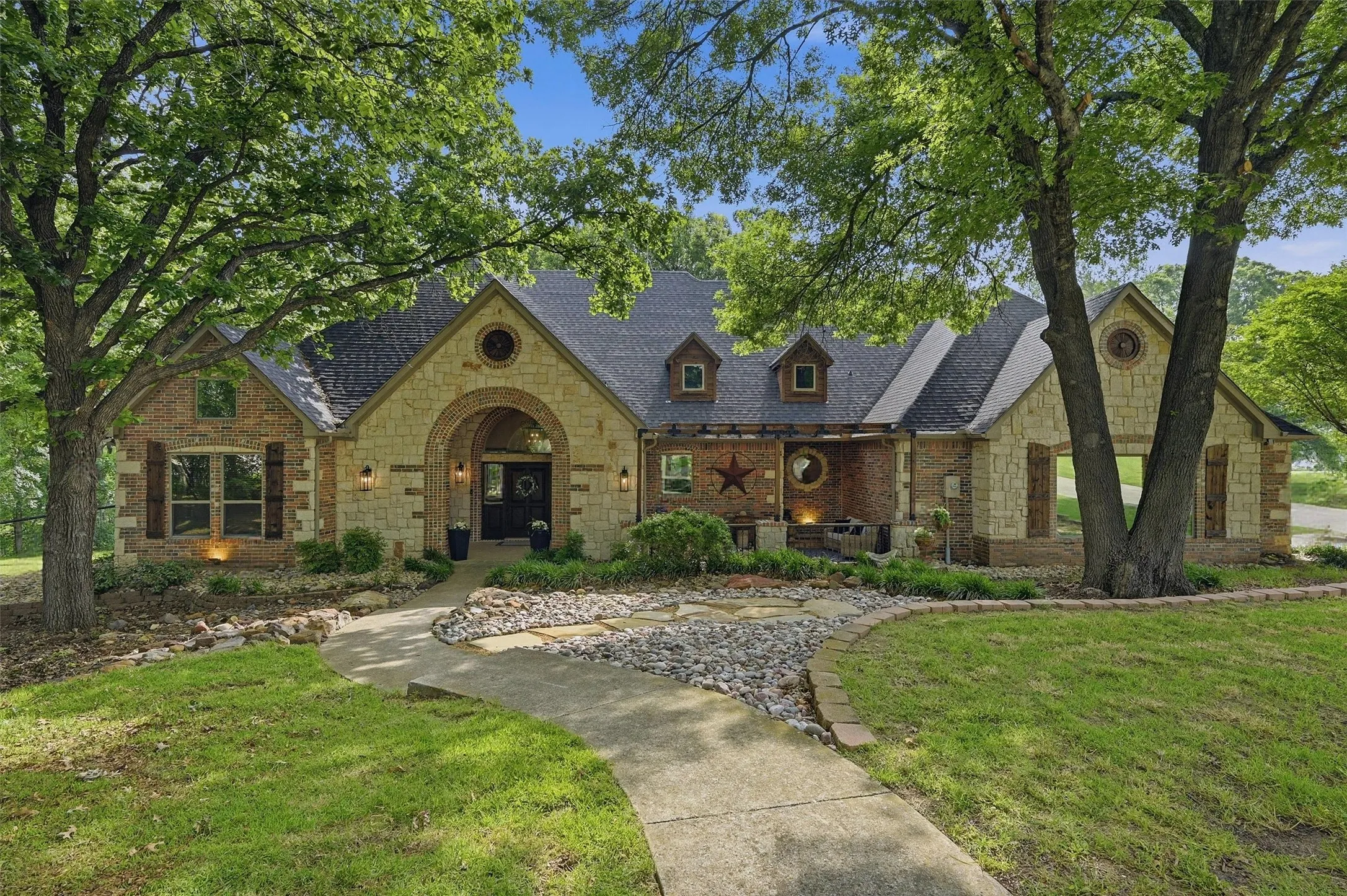 Single Family Residence For Sale in Grayson County , 31 Forest Hills Circle, Gunter, Texas 75058, 3 Bedroom, 3 Bathroom, 3 Garage spaces, 2,776 Sqft, built in 1999, Preowned, mls#21252923, Real Estate Agent in Gunter, Homes For Sale in Grayson county, Homes For Sale in Gunter, Realtor in Gunter Texas, Real Estate Brokerage Independent Realty Texas, Luminita Cordes Realtor