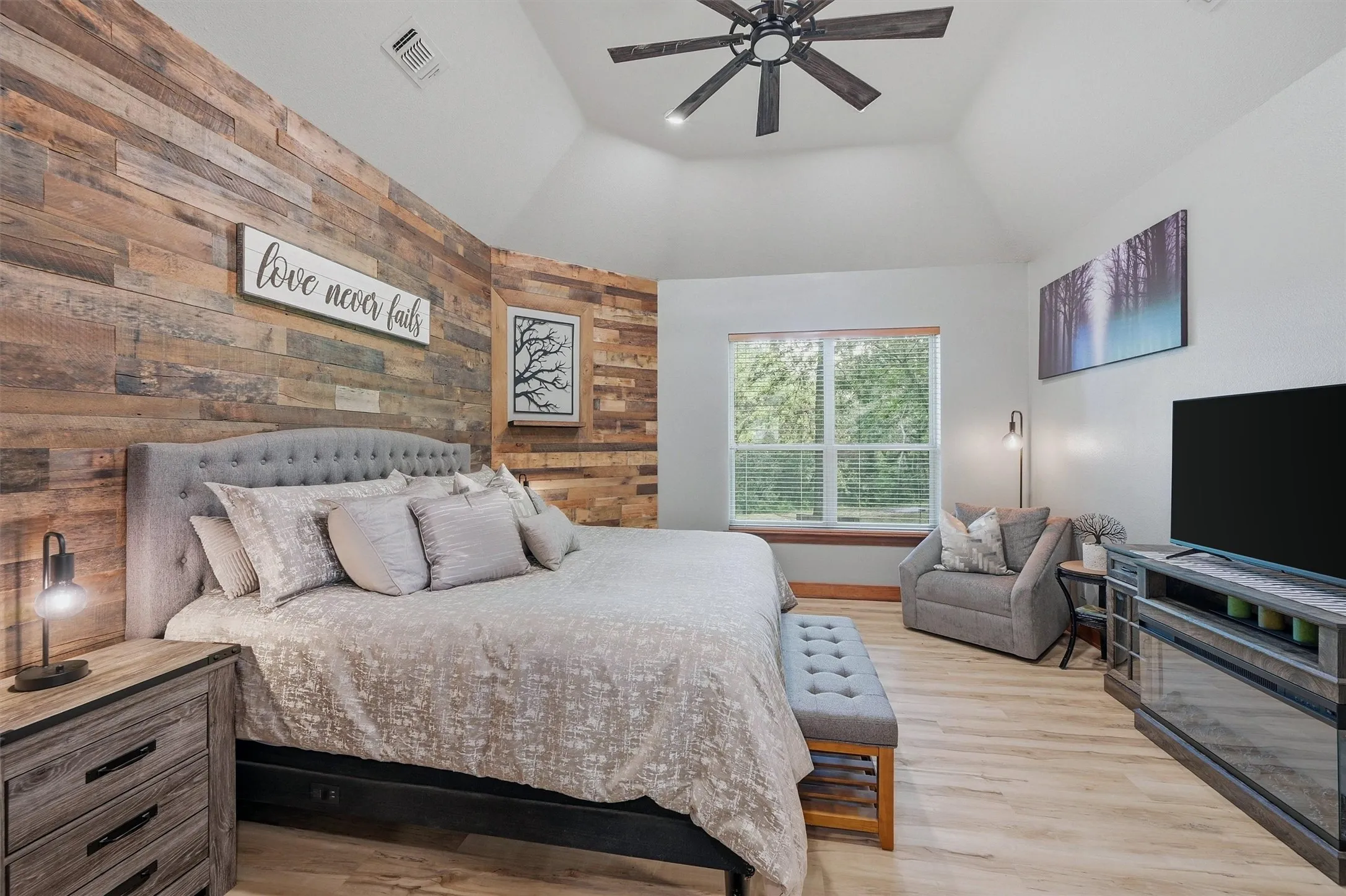 Single Family Residence For Sale in Grayson County , 31 Forest Hills Circle, Gunter, Texas 75058, 3 Bedroom, 3 Bathroom, 3 Garage spaces, 2,776 Sqft, built in 1999, Preowned, mls#21252923, Real Estate Agent in Gunter, Homes For Sale in Grayson county, Homes For Sale in Gunter, Realtor in Gunter Texas, Real Estate Brokerage Independent Realty Texas, Luminita Cordes Realtor