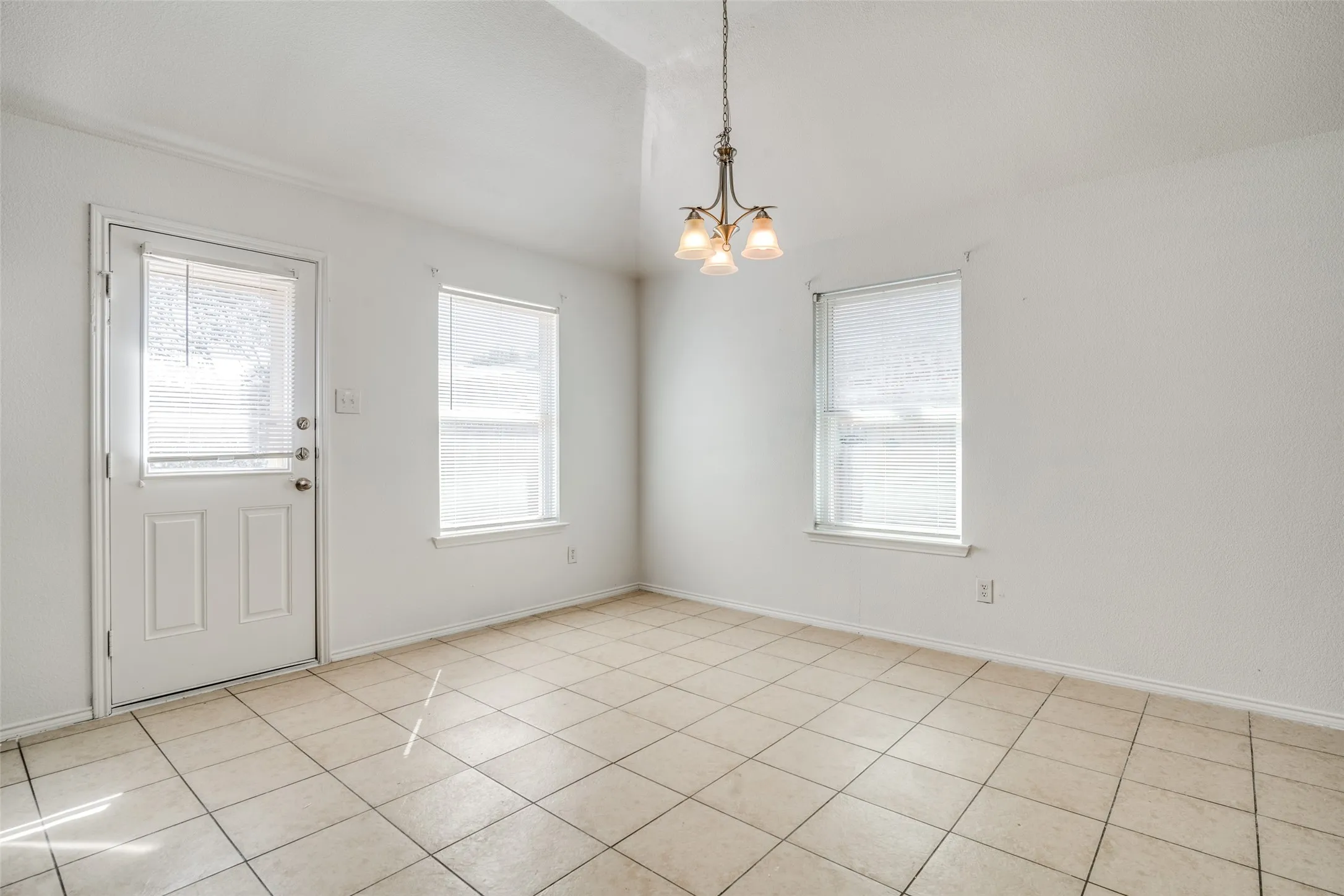 Single Family Residence For Rent in Kaufman County , 2014 Zavala, Forney, Texas 75126, 3 Bedroom, 2 Bathroom, 2 Garage spaces, 1,616 Sqft, built in 2008, Preowned, Price $1,800, mls#21261142, Real Estate Agent in Forney, Homes For Rent in Kaufman county, Homes For Rent in Forney, Realtor in Forney Texas, Real Estate Brokerage Independent Realty Texas, Luminita Cordes Realtor