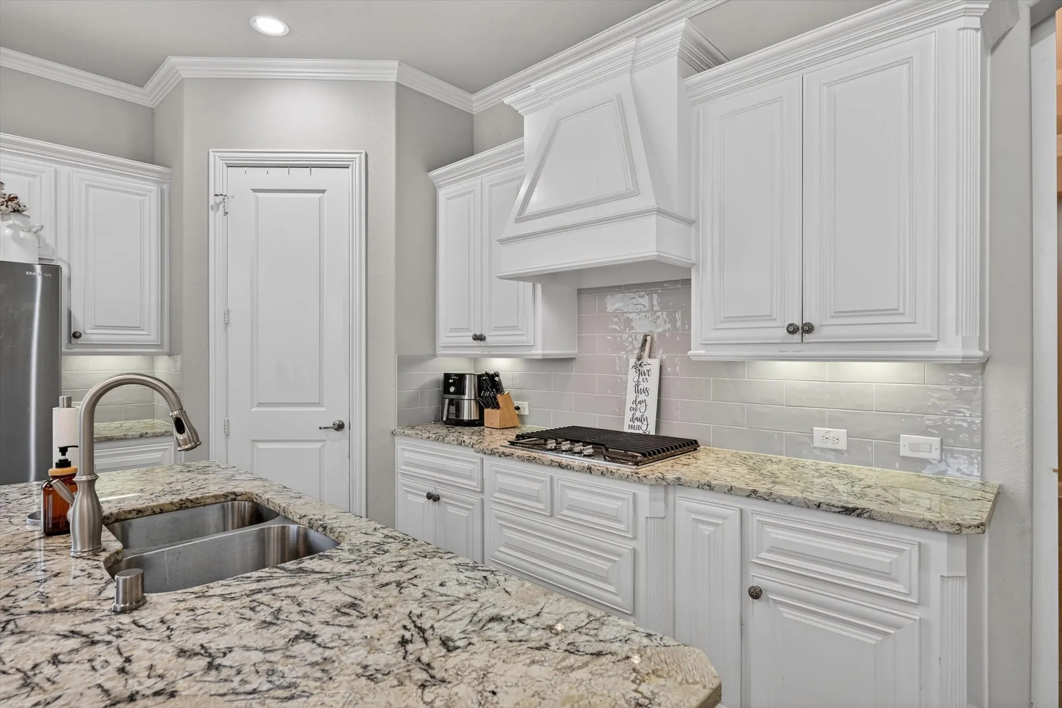 Single Family Residence For Sale in Grayson County , 1129 Stonebridge Pass, Gunter, Texas 75058, 5 Bedroom, 3 Bathroom, 2 Garage spaces, 2,934 Sqft, built in 2017, mls#21261170, Real Estate Agent in Gunter, Homes For Sale in Grayson county, Homes For Sale in Gunter, Realtor in Gunter Texas, Real Estate Brokerage Independent Realty Texas, Luminita Cordes Realtor