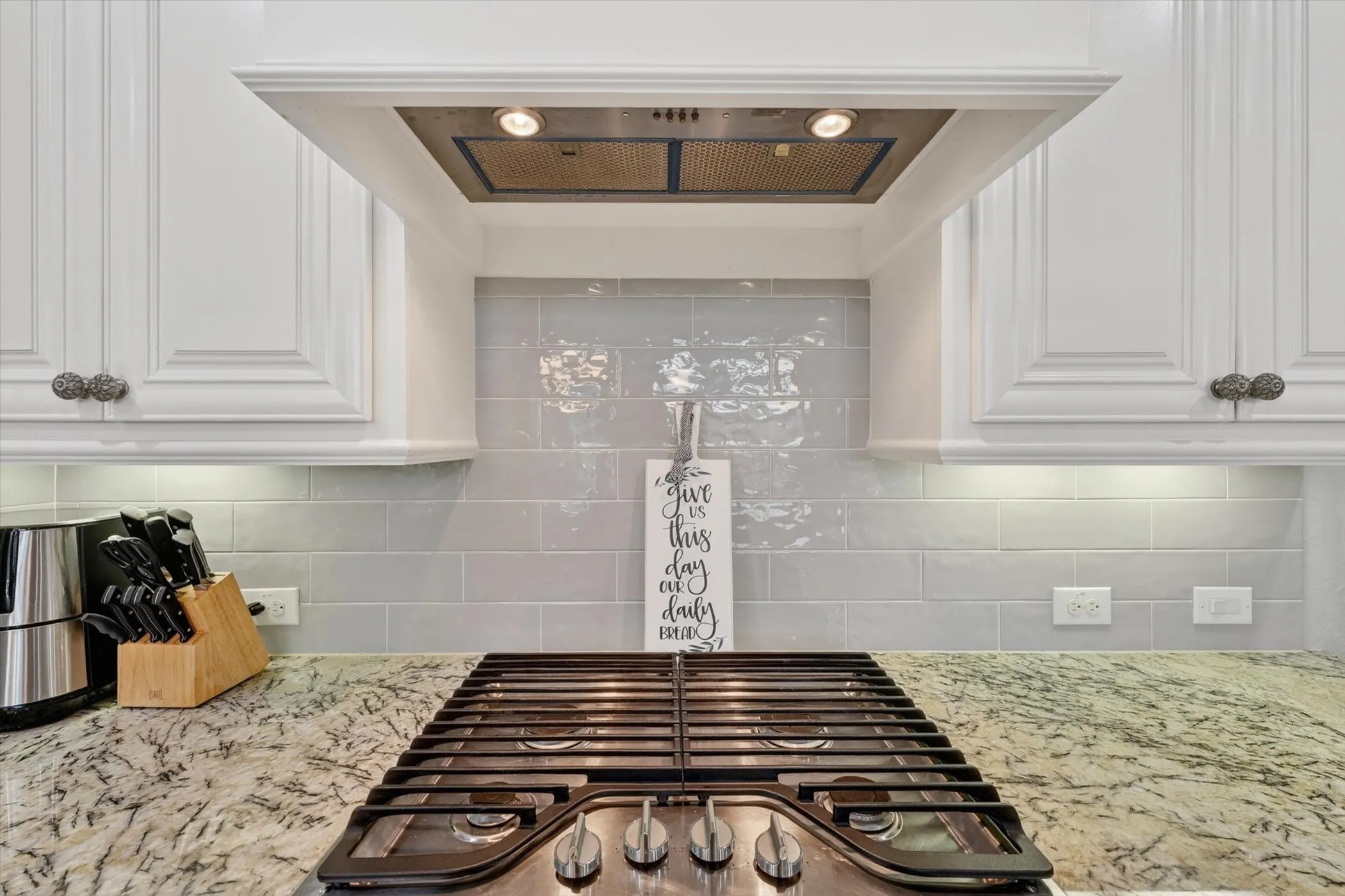 Single Family Residence For Sale in Grayson County , 1129 Stonebridge Pass, Gunter, Texas 75058, 5 Bedroom, 3 Bathroom, 2 Garage spaces, 2,934 Sqft, built in 2017, mls#21261170, Real Estate Agent in Gunter, Homes For Sale in Grayson county, Homes For Sale in Gunter, Realtor in Gunter Texas, Real Estate Brokerage Independent Realty Texas, Luminita Cordes Realtor