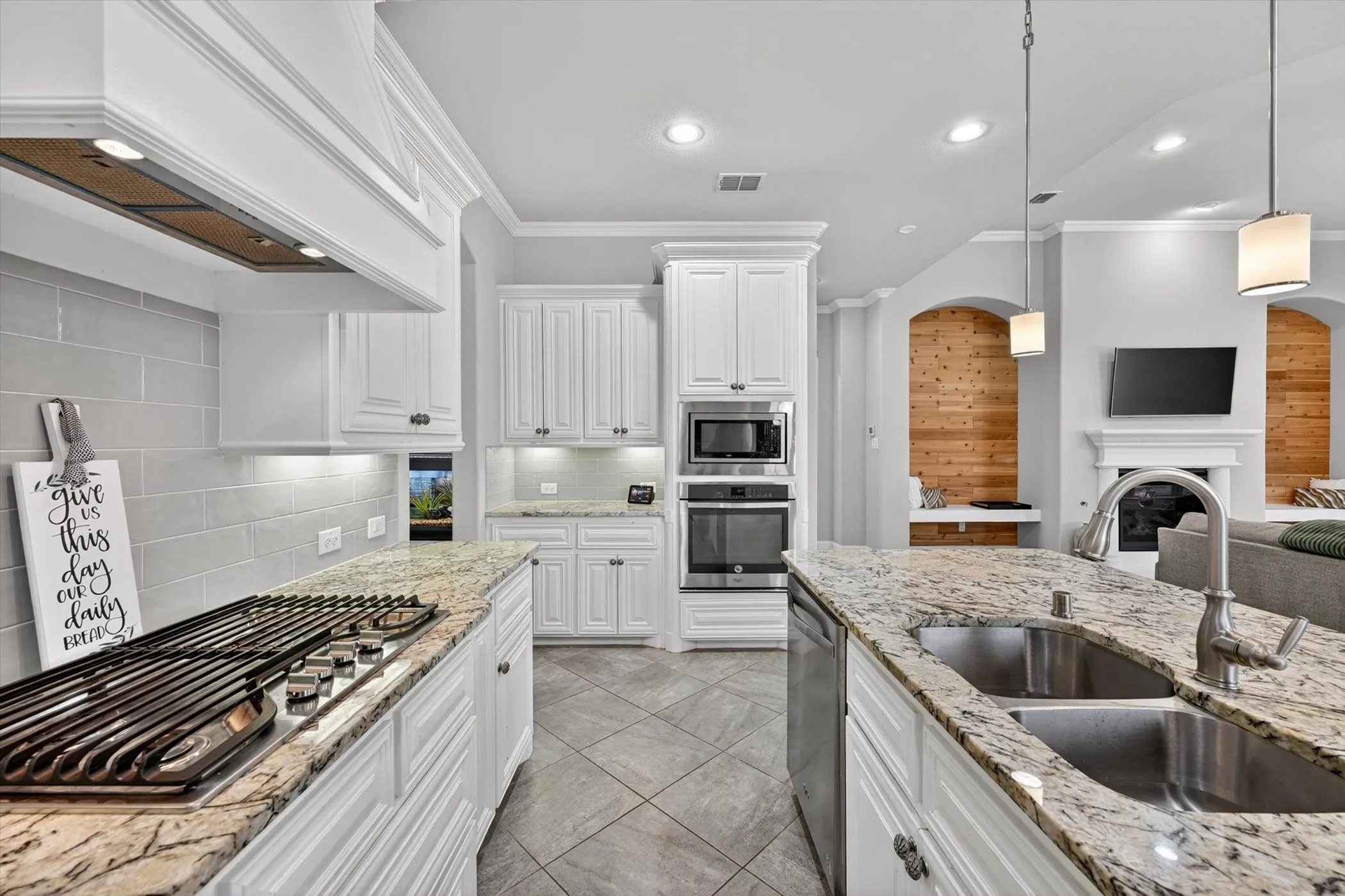 Single Family Residence For Sale in Grayson County , 1129 Stonebridge Pass, Gunter, Texas 75058, 5 Bedroom, 3 Bathroom, 2 Garage spaces, 2,934 Sqft, built in 2017, mls#21261170, Real Estate Agent in Gunter, Homes For Sale in Grayson county, Homes For Sale in Gunter, Realtor in Gunter Texas, Real Estate Brokerage Independent Realty Texas, Luminita Cordes Realtor