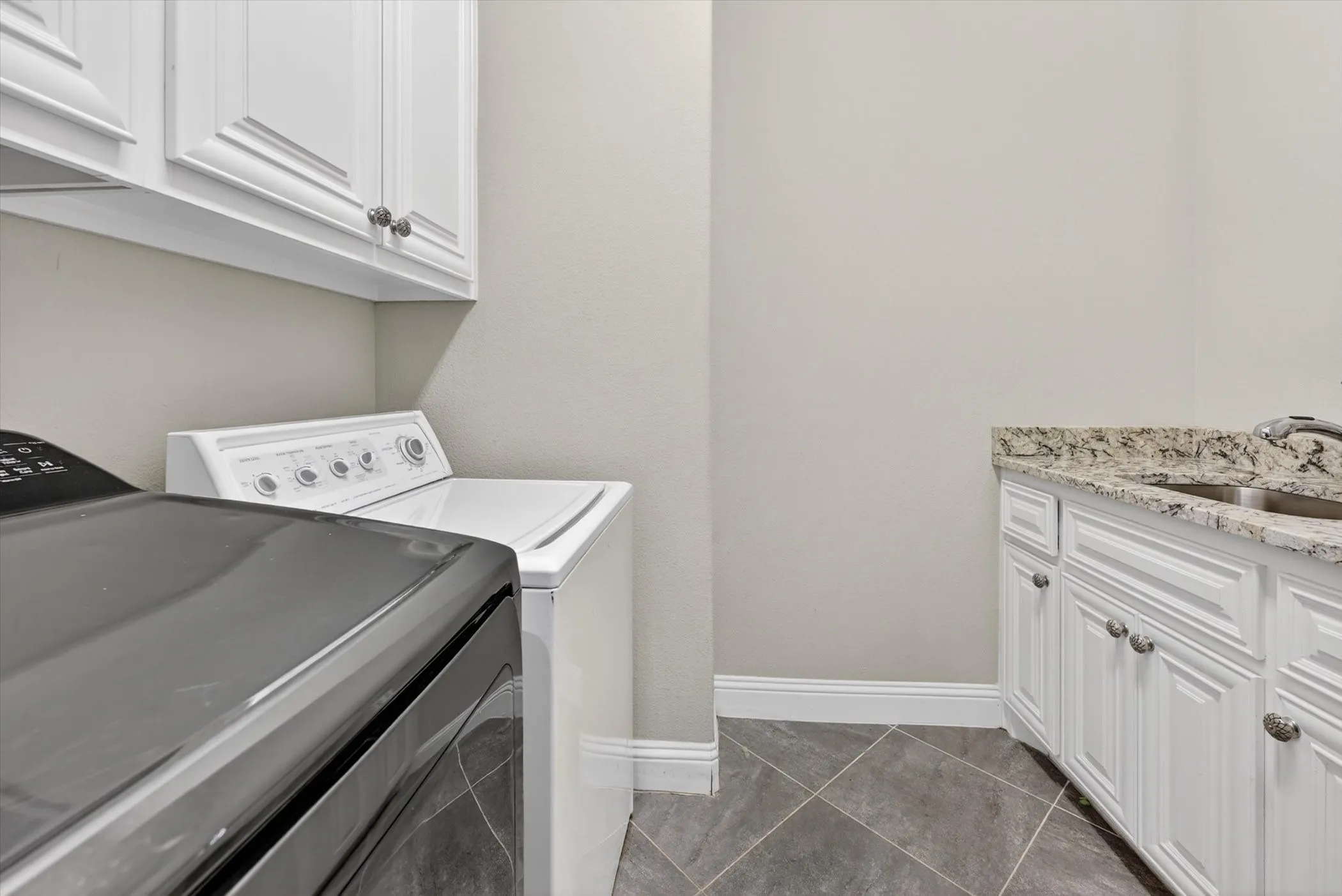 Single Family Residence For Sale in Grayson County , 1129 Stonebridge Pass, Gunter, Texas 75058, 5 Bedroom, 3 Bathroom, 2 Garage spaces, 2,934 Sqft, built in 2017, mls#21261170, Real Estate Agent in Gunter, Homes For Sale in Grayson county, Homes For Sale in Gunter, Realtor in Gunter Texas, Real Estate Brokerage Independent Realty Texas, Luminita Cordes Realtor
