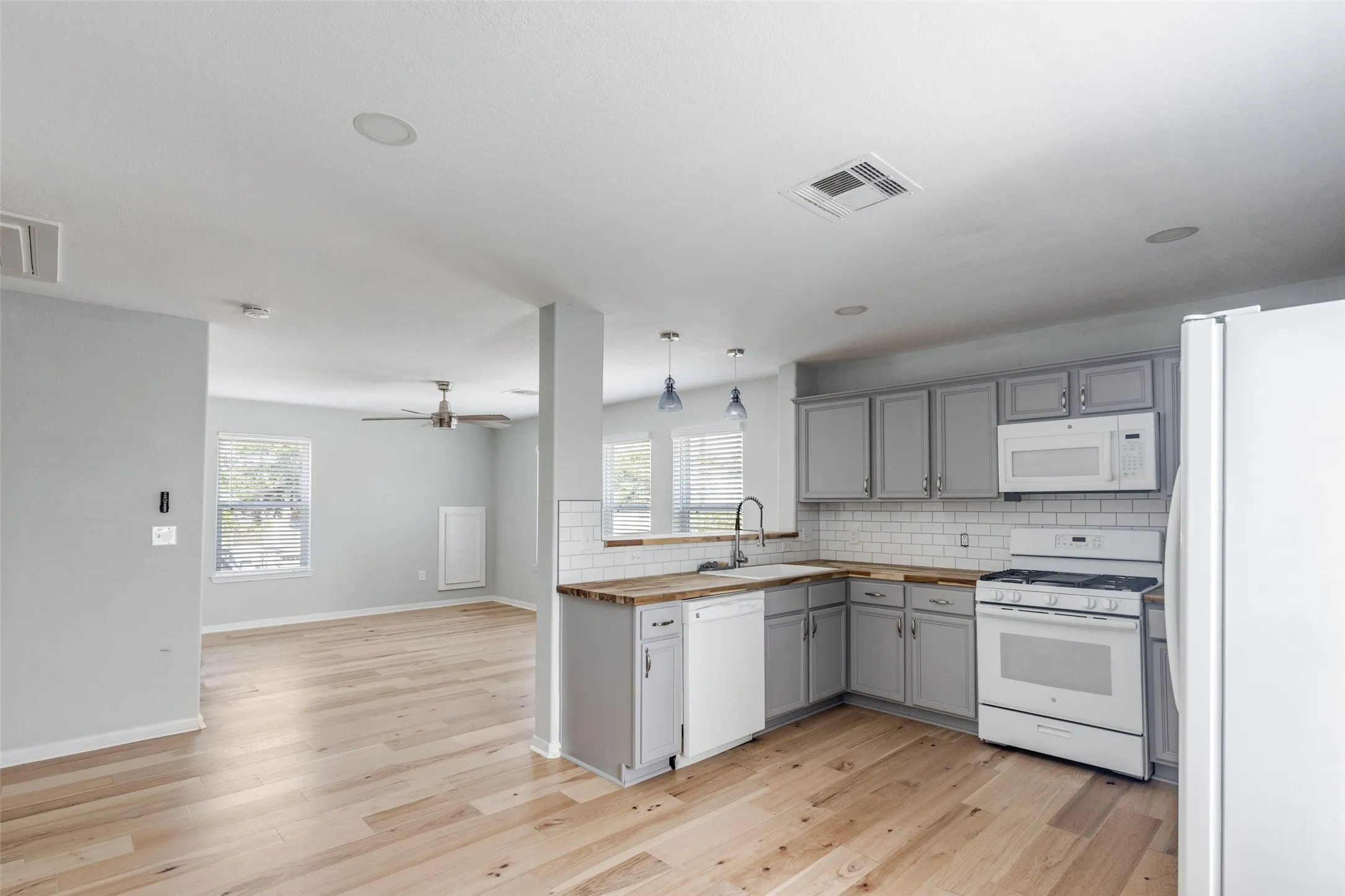 Single Family Residence For Sale in Galveston County , 5106 Avenue O, Galveston, Texas 77551, 3 Bedroom, 2 Bathroom, Garage spaces, 1,440 Sqft, built in 2011, Preowned, mls#21261151, Real Estate Agent in Galveston, Homes For Sale in Galveston county, Homes For Sale in Galveston, Realtor in Galveston Texas, Real Estate Brokerage Independent Realty Texas, Luminita Cordes Realtor