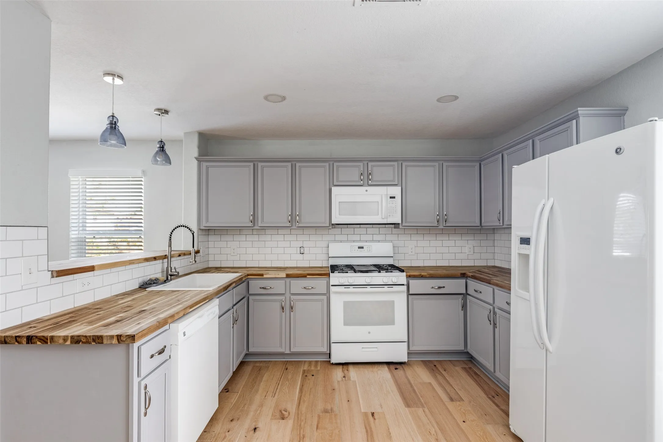 Single Family Residence For Sale in Galveston County , 5106 Avenue O, Galveston, Texas 77551, 3 Bedroom, 2 Bathroom, Garage spaces, 1,440 Sqft, built in 2011, Preowned, mls#21261151, Real Estate Agent in Galveston, Homes For Sale in Galveston county, Homes For Sale in Galveston, Realtor in Galveston Texas, Real Estate Brokerage Independent Realty Texas, Luminita Cordes Realtor
