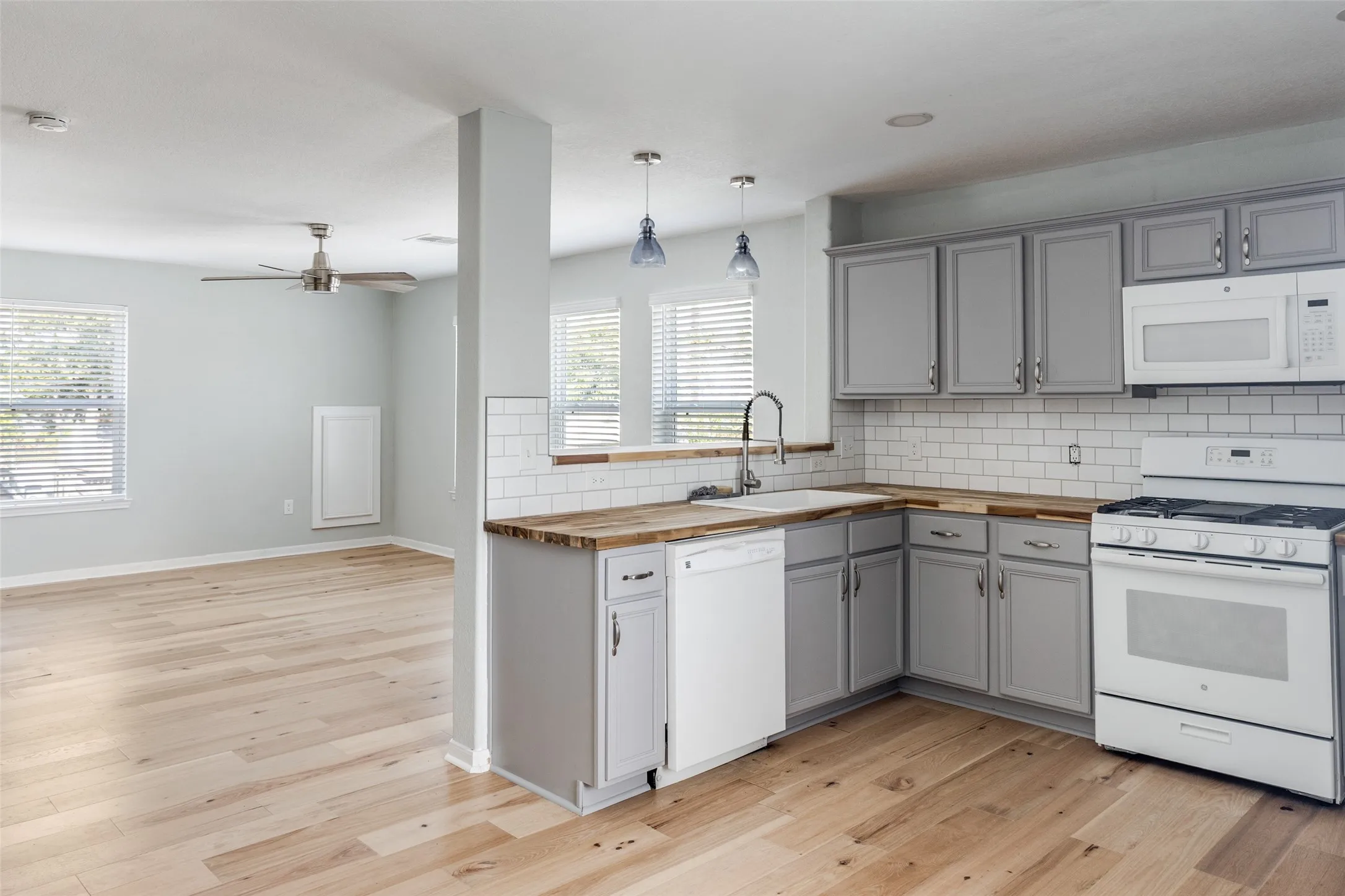 Single Family Residence For Sale in Galveston County , 5106 Avenue O, Galveston, Texas 77551, 3 Bedroom, 2 Bathroom, Garage spaces, 1,440 Sqft, built in 2011, Preowned, mls#21261151, Real Estate Agent in Galveston, Homes For Sale in Galveston county, Homes For Sale in Galveston, Realtor in Galveston Texas, Real Estate Brokerage Independent Realty Texas, Luminita Cordes Realtor