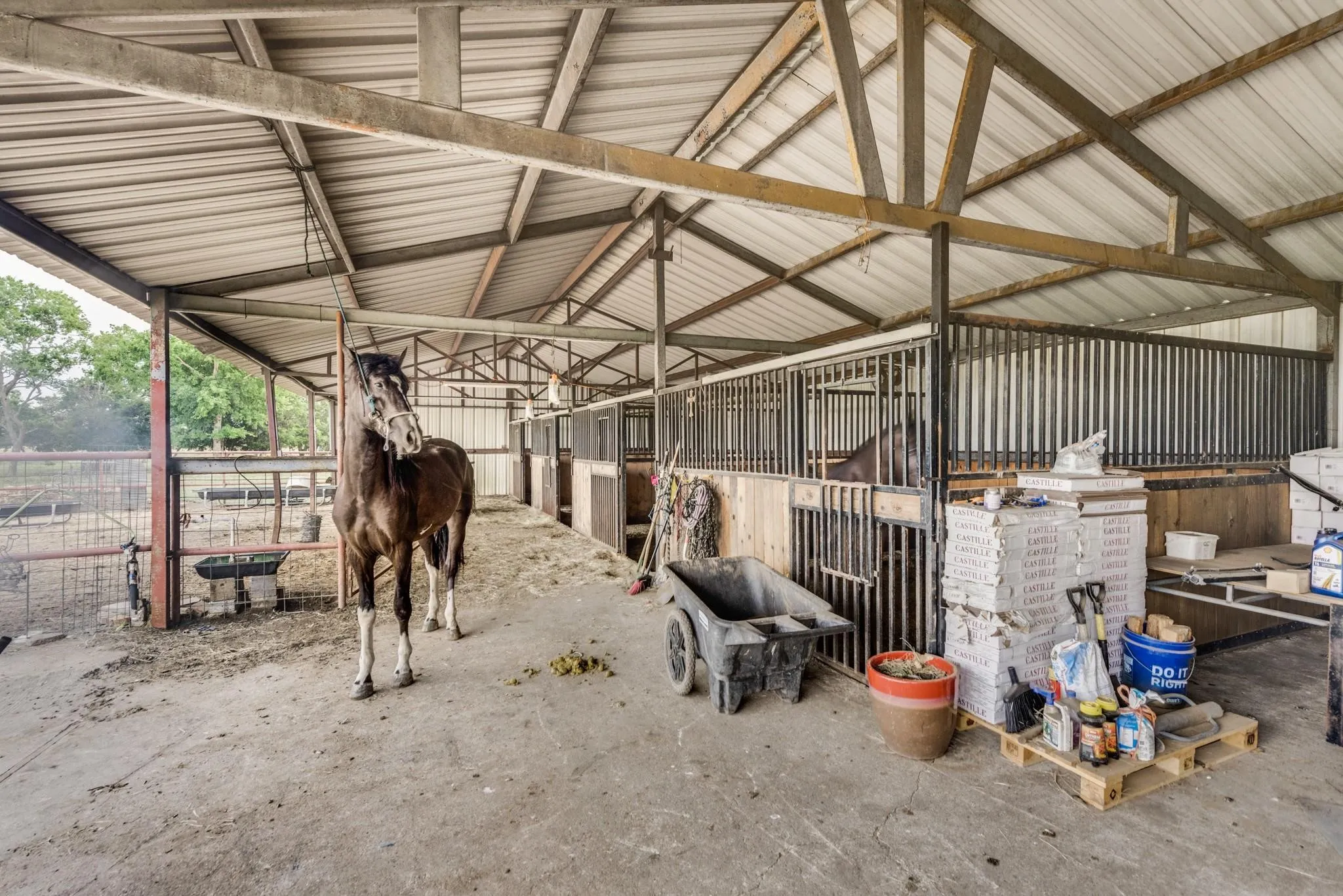 Farm For Sale in Kaufman County , 6880 County Road 4042, Kemp, Texas 75143, 4 Bedroom, 3 Bathroom, 3 Garage spaces, 3,786 Sqft, built in 2008, Preowned, mls#21261259, Real Estate Agent in Kemp, Homes For Sale in Kaufman county, Homes For Sale in Kemp, Realtor in Kemp Texas, Real Estate Brokerage Independent Realty Texas, Luminita Cordes Realtor