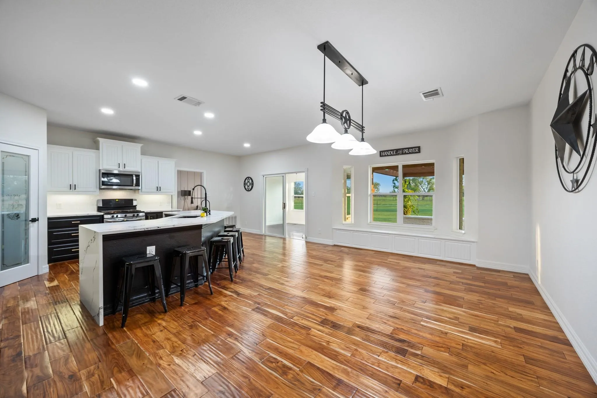 Farm For Sale in Kaufman County , 6880 County Road 4042, Kemp, Texas 75143, 4 Bedroom, 3 Bathroom, 3 Garage spaces, 3,786 Sqft, built in 2008, Preowned, mls#21261259, Real Estate Agent in Kemp, Homes For Sale in Kaufman county, Homes For Sale in Kemp, Realtor in Kemp Texas, Real Estate Brokerage Independent Realty Texas, Luminita Cordes Realtor
