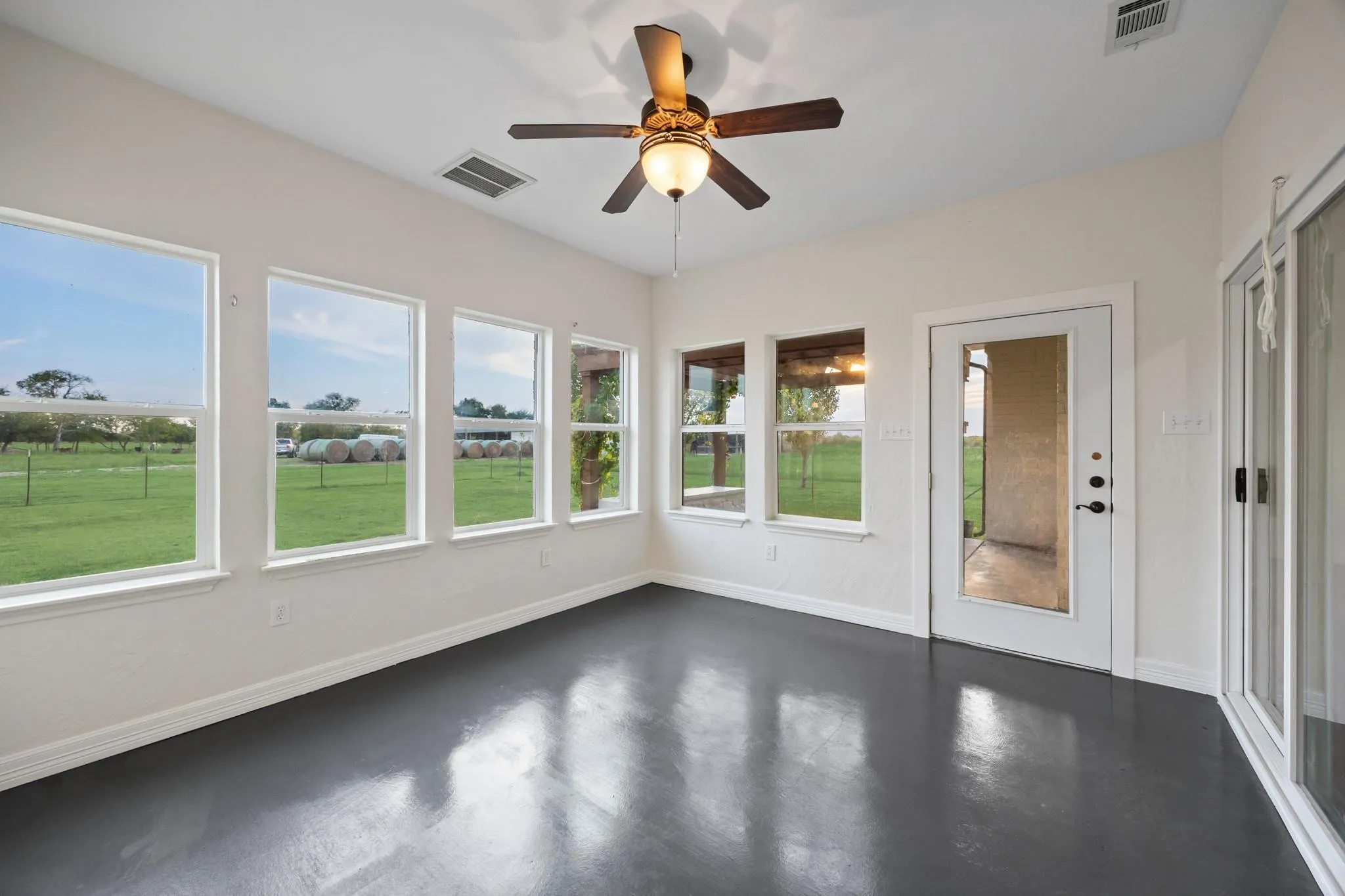 Farm For Sale in Kaufman County , 6880 County Road 4042, Kemp, Texas 75143, 4 Bedroom, 3 Bathroom, 3 Garage spaces, 3,786 Sqft, built in 2008, Preowned, mls#21261259, Real Estate Agent in Kemp, Homes For Sale in Kaufman county, Homes For Sale in Kemp, Realtor in Kemp Texas, Real Estate Brokerage Independent Realty Texas, Luminita Cordes Realtor